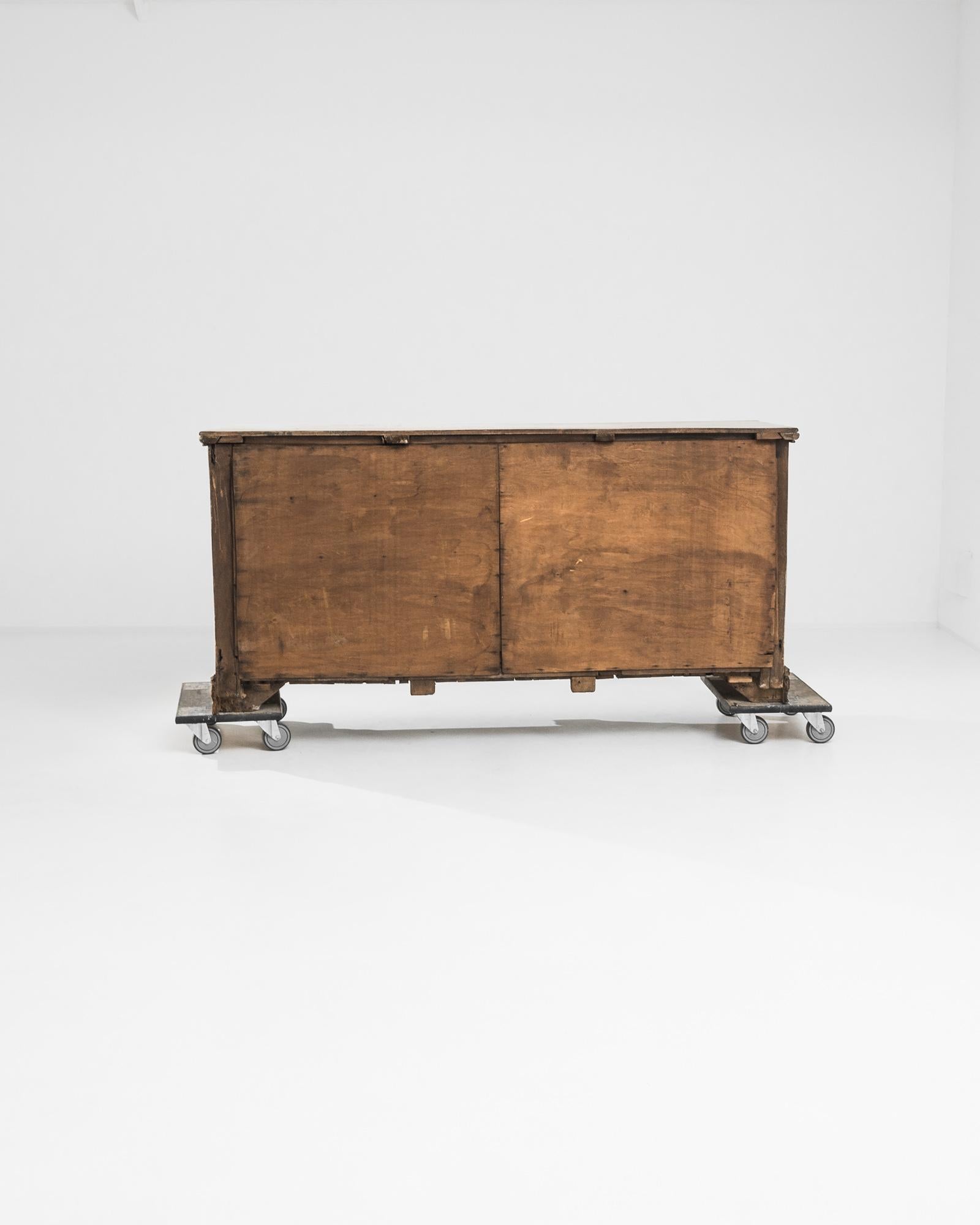 Die English Bleached Oak Chest of Drawers, ein vielseitiges und langgestrecktes Möbelstück, das Funktionalität und Eleganz nahtlos miteinander verbindet, steht für die Anmut der 1820er Jahre. Die Kommode verfügt über drei kleine Schubladen im oberen