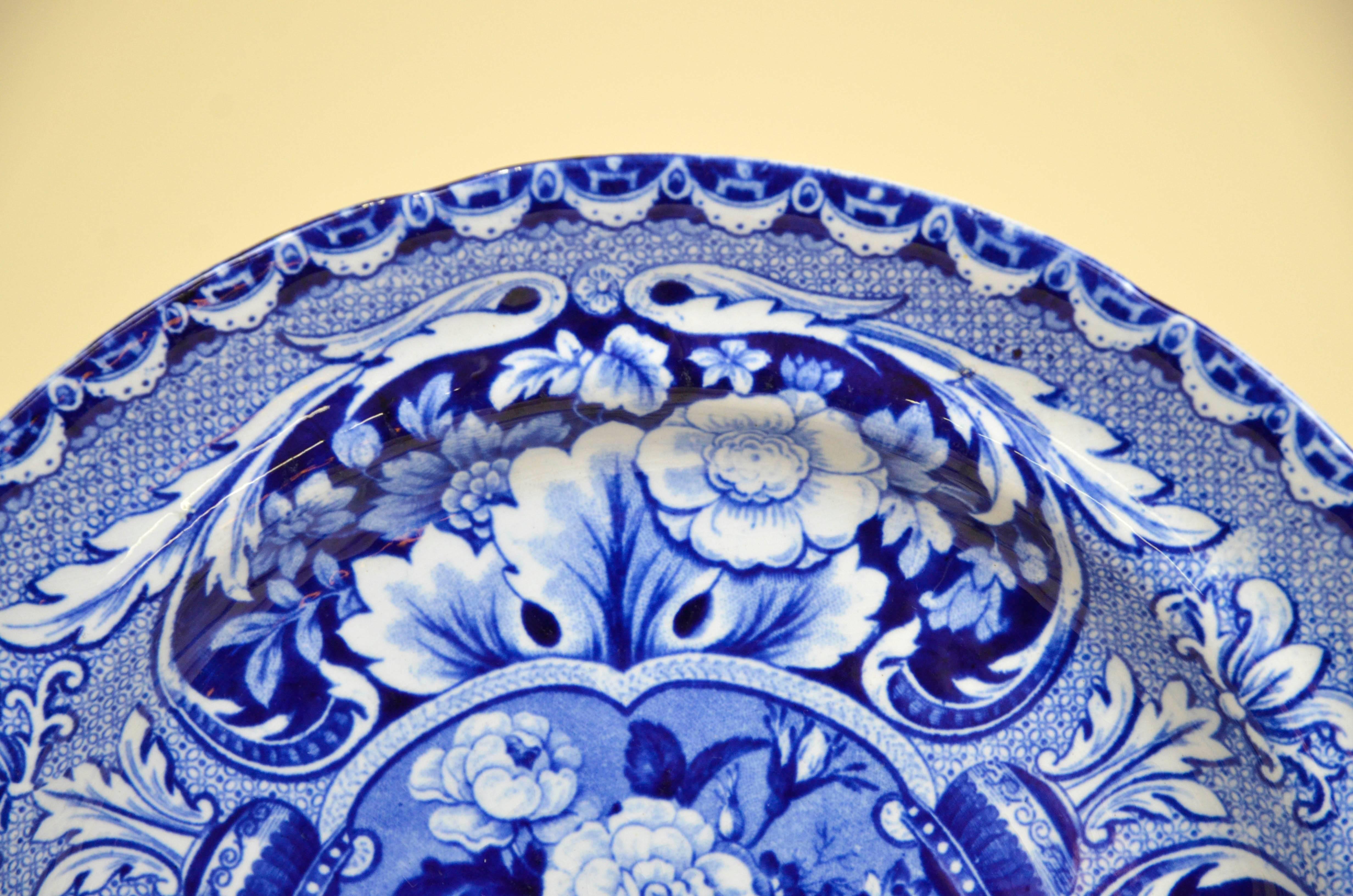 1820s English Dark Blue & White John Davenport Earthenware Floral Dessert Plate In Good Condition In Milan, IT