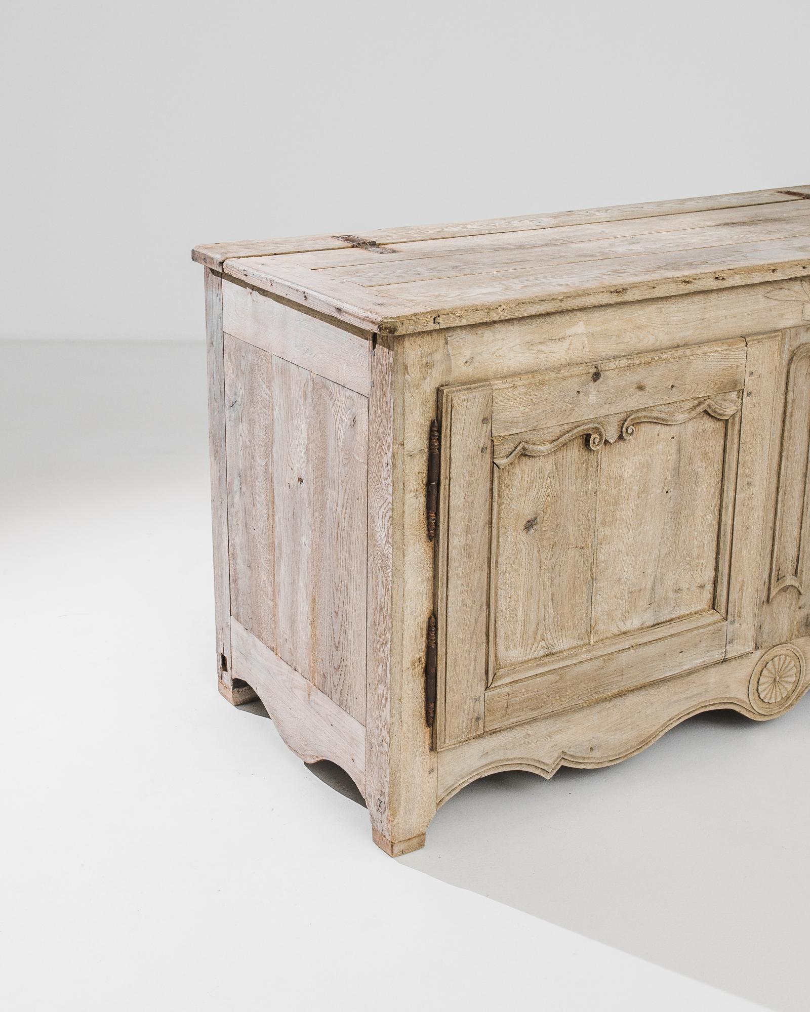 Stile provenzale Buffet francese del 1820 in Oak sbiancato in vendita