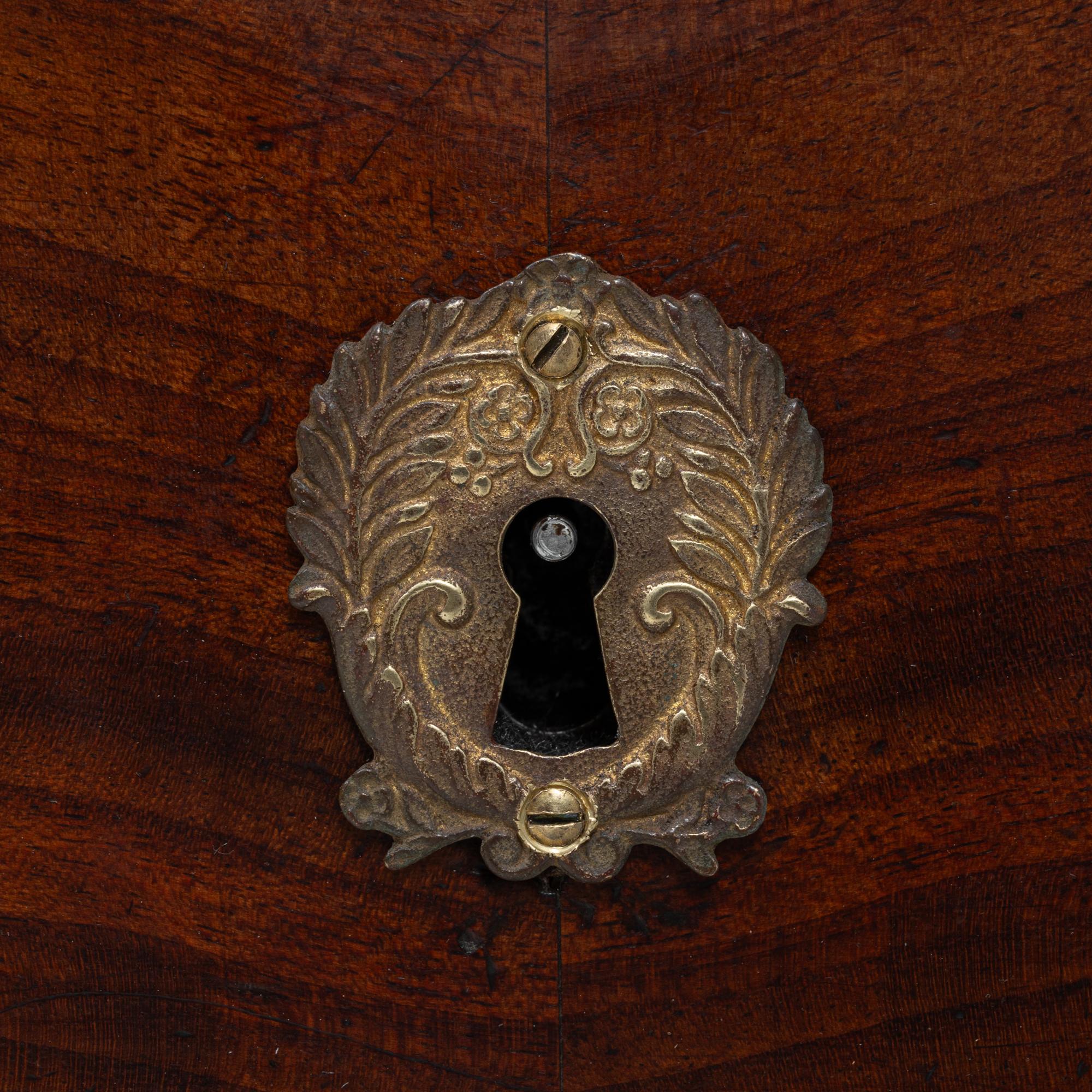 Cómoda Imperio Francesa de 1820 con Tapa de Mármol y Pies de Pata en venta 6