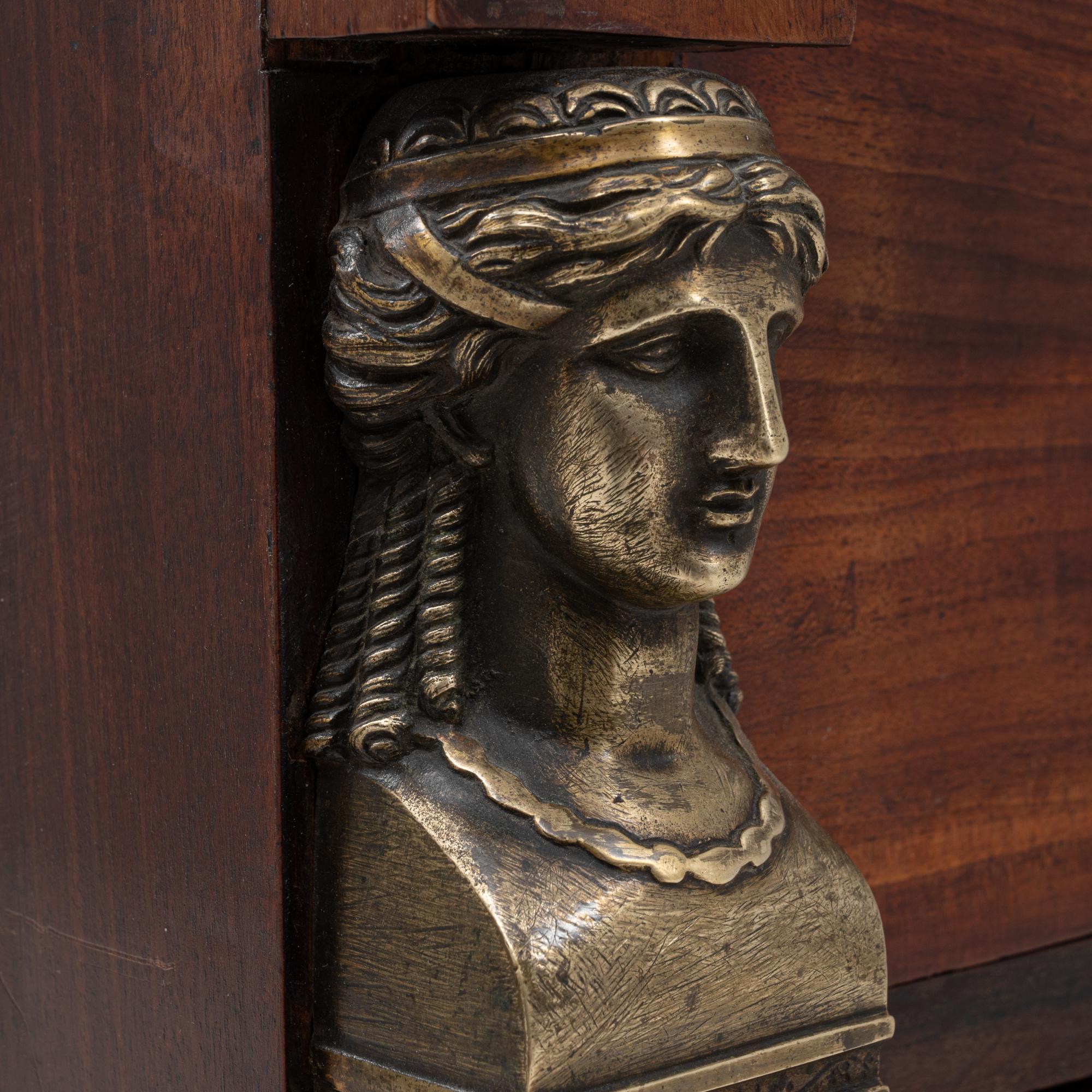 Cómoda Imperio Francesa de 1820 con Tapa de Mármol y Pies de Pata en venta 7