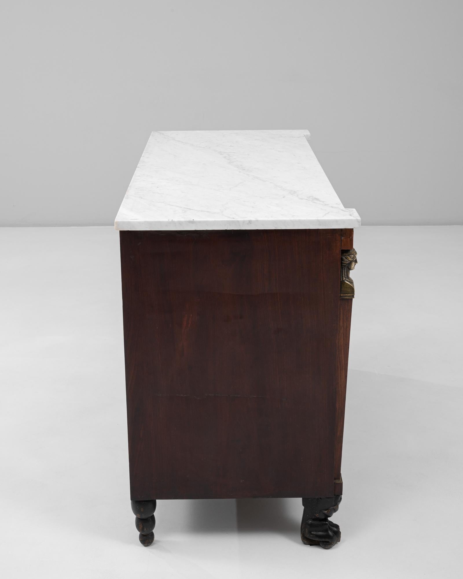 Cómoda Imperio Francesa de 1820 con Tapa de Mármol y Pies de Pata en venta 10