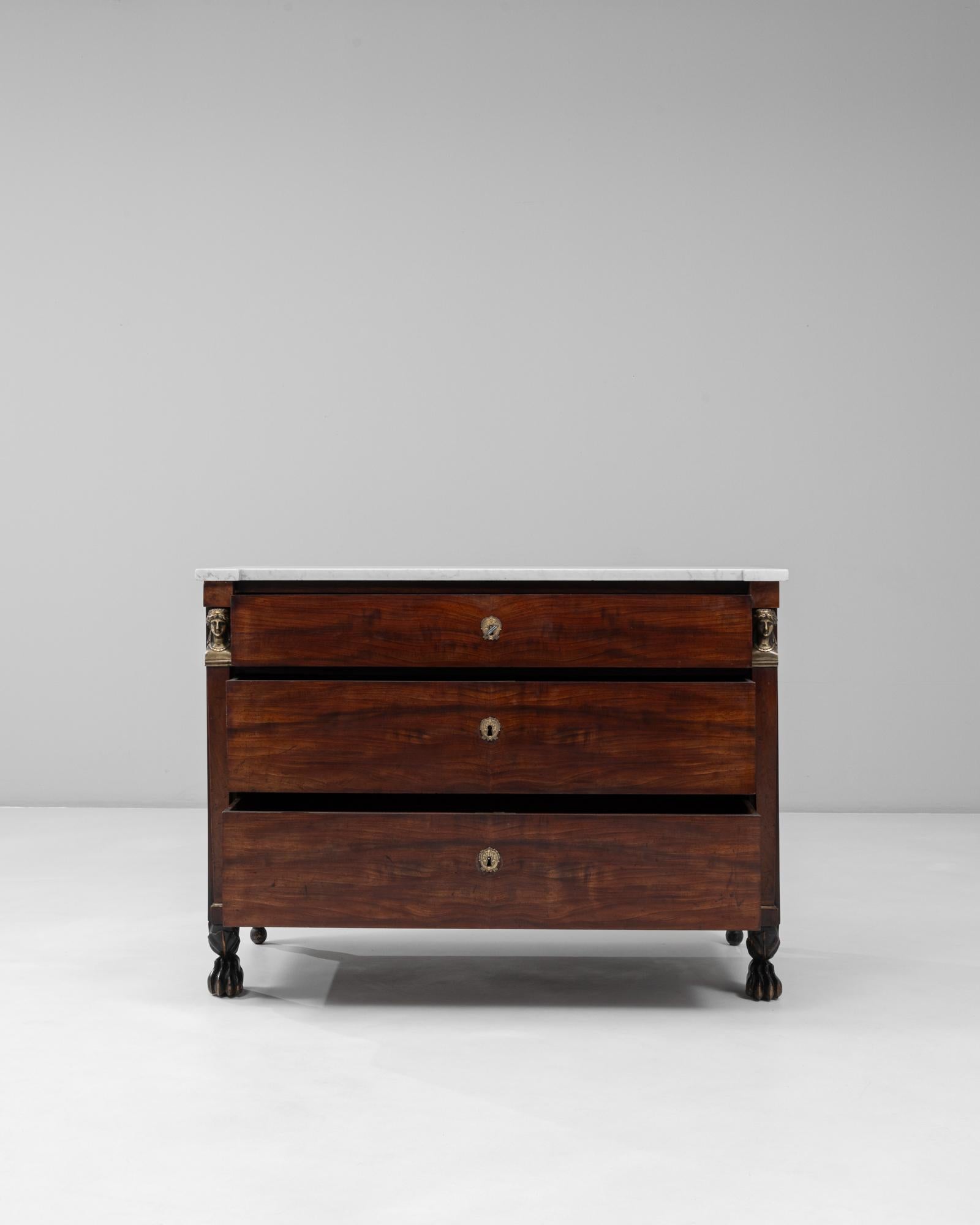 Cómoda Imperio Francesa de 1820 con Tapa de Mármol y Pies de Pata Francés en venta