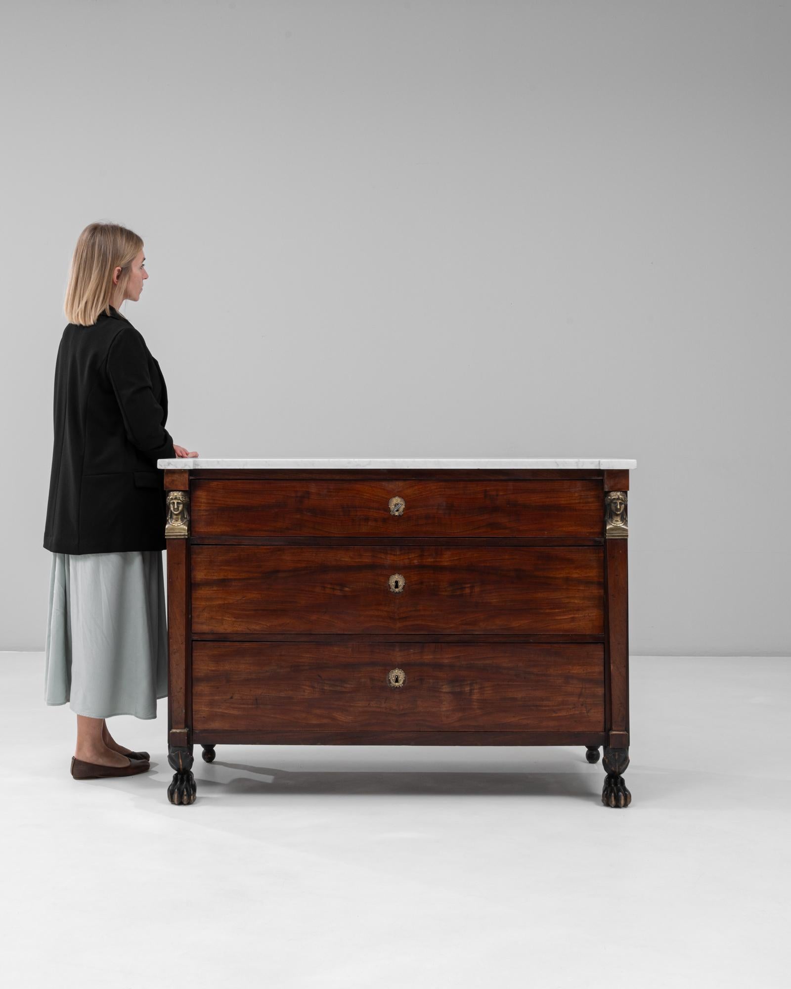 Cómoda Imperio Francesa de 1820 con Tapa de Mármol y Pies de Pata en Bueno estado para la venta en High Point, NC