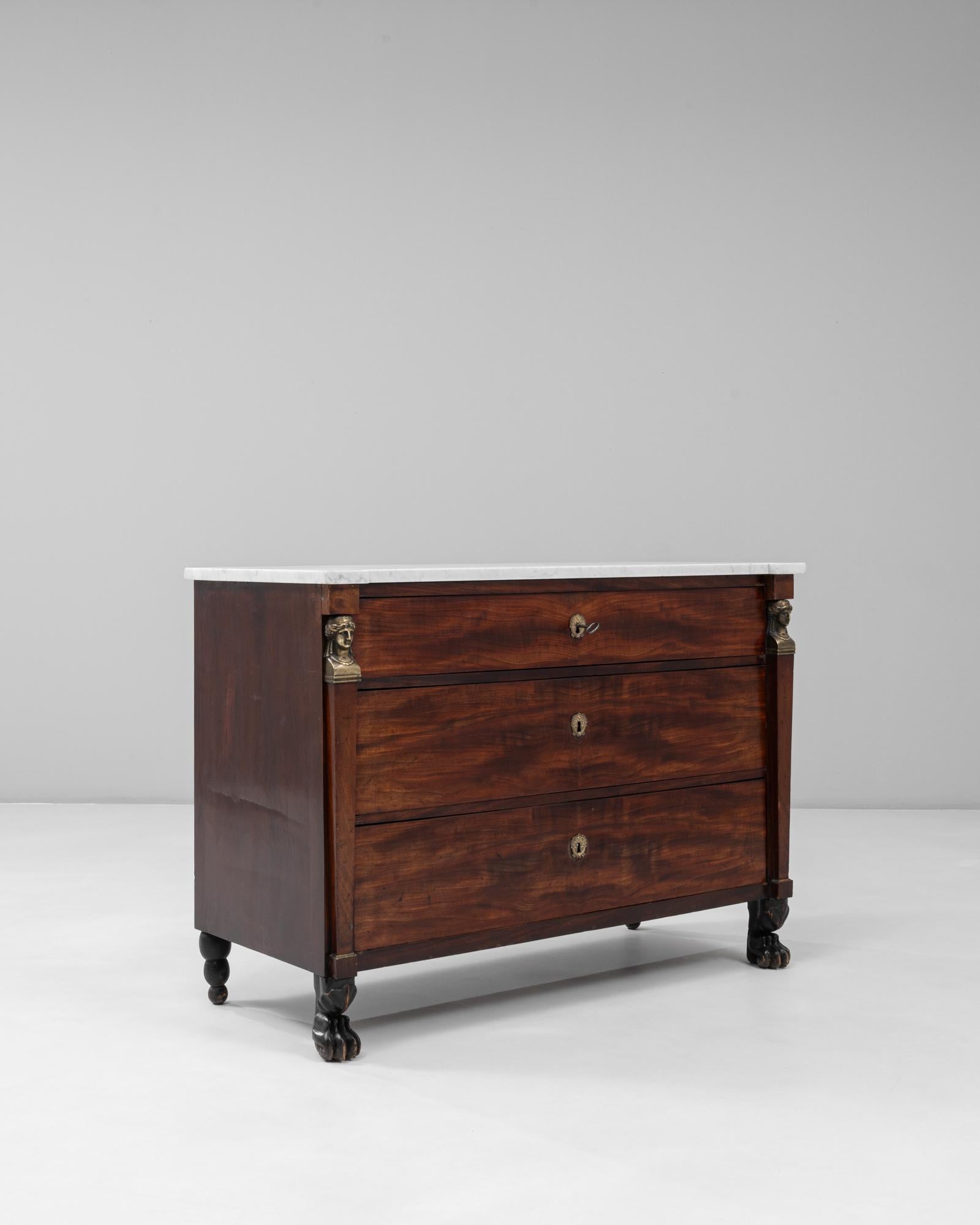 Cómoda Imperio Francesa de 1820 con Tapa de Mármol y Pies de Pata siglo XIX en venta