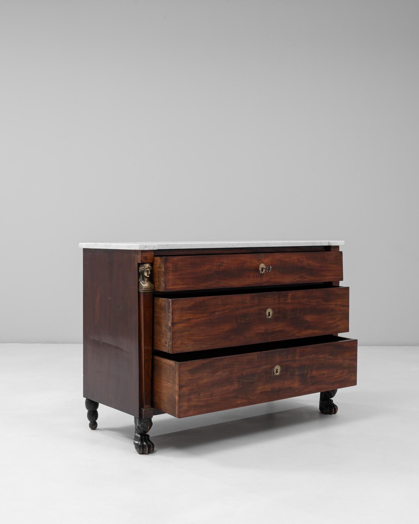 Cómoda Imperio Francesa de 1820 con Tapa de Mármol y Pies de Pata en venta 1