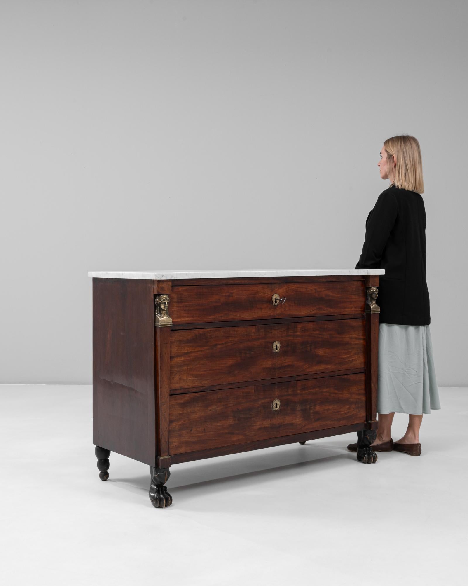 Cómoda Imperio Francesa de 1820 con Tapa de Mármol y Pies de Pata en venta 2