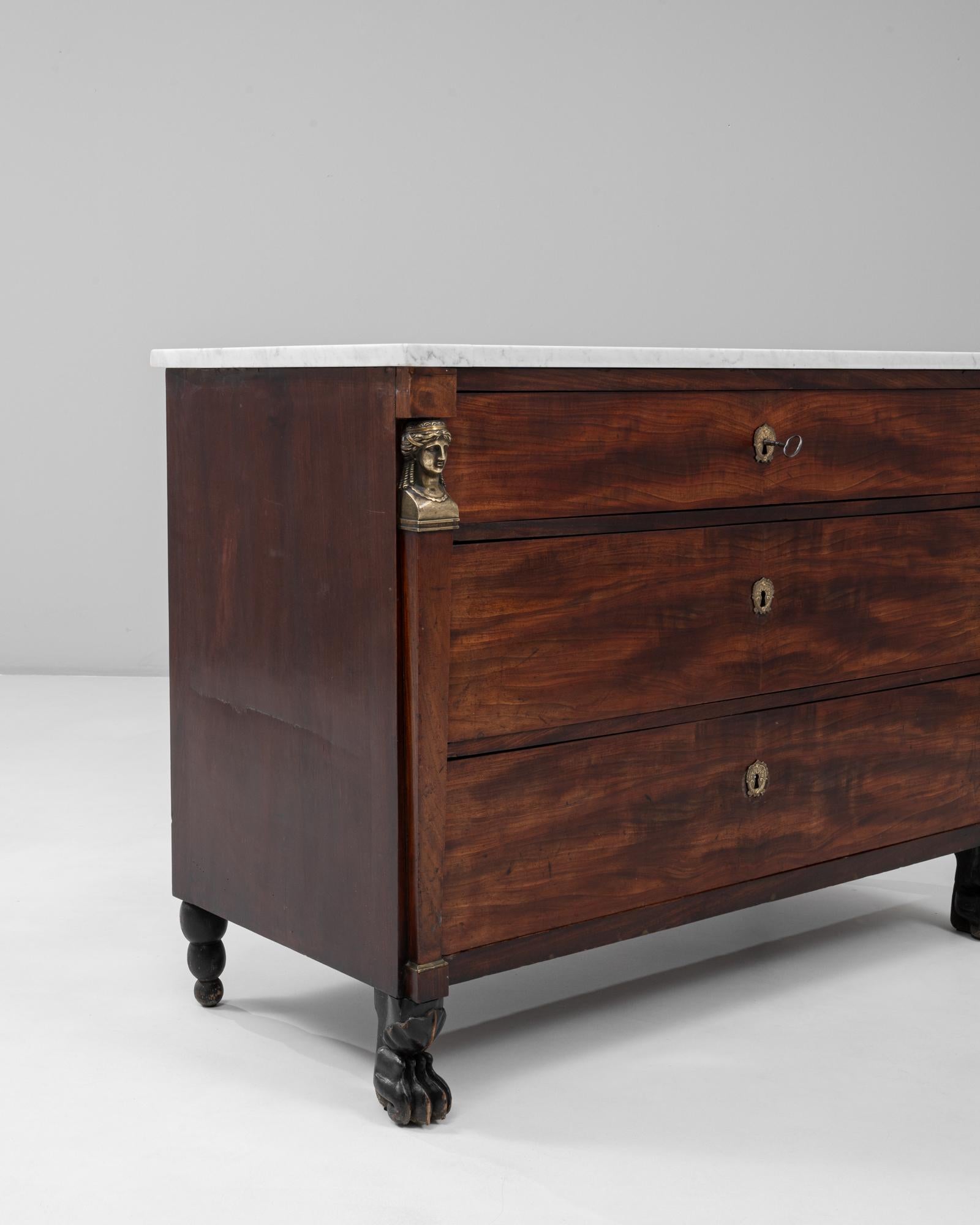 Cómoda Imperio Francesa de 1820 con Tapa de Mármol y Pies de Pata en venta 3