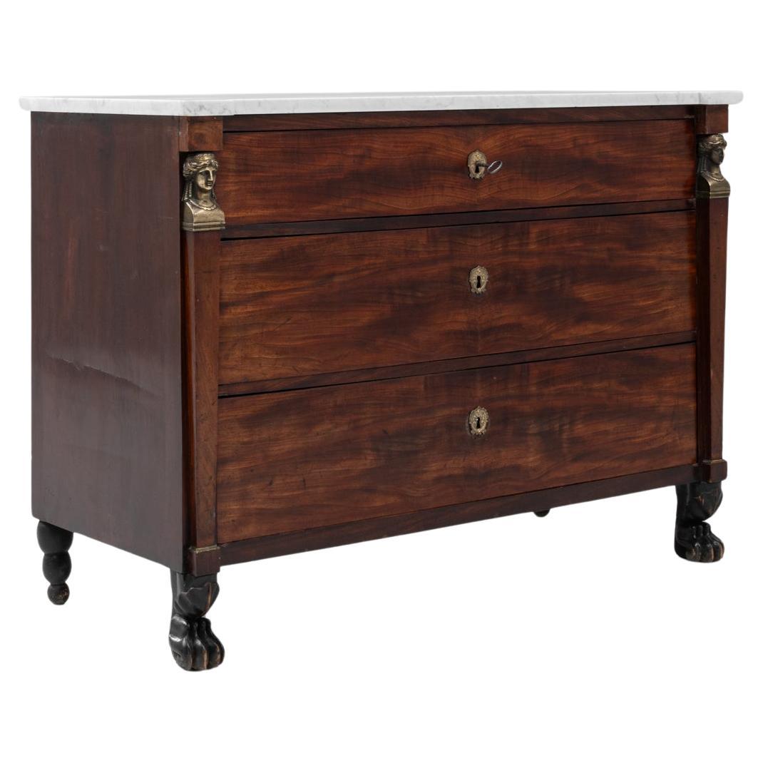 Cassettone francese impero del 1920 con piano in marmo e piedi a zampa di elefante