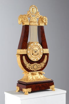 Pendule de cheminée française des années 1820 en bronze doré de haute qualité