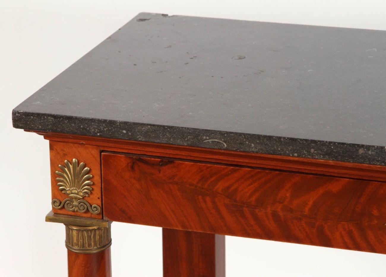 Ein Konsolentisch aus französischem Mahagoni des frühen 19. Jahrhunderts. Dieser französische Konsolentisch hat eine Marmorplatte und eine Schublade. Die Platte auf dem Schlüsselloch der Schublade zeigt ein Greifenpaar, eines auf jeder Seite des