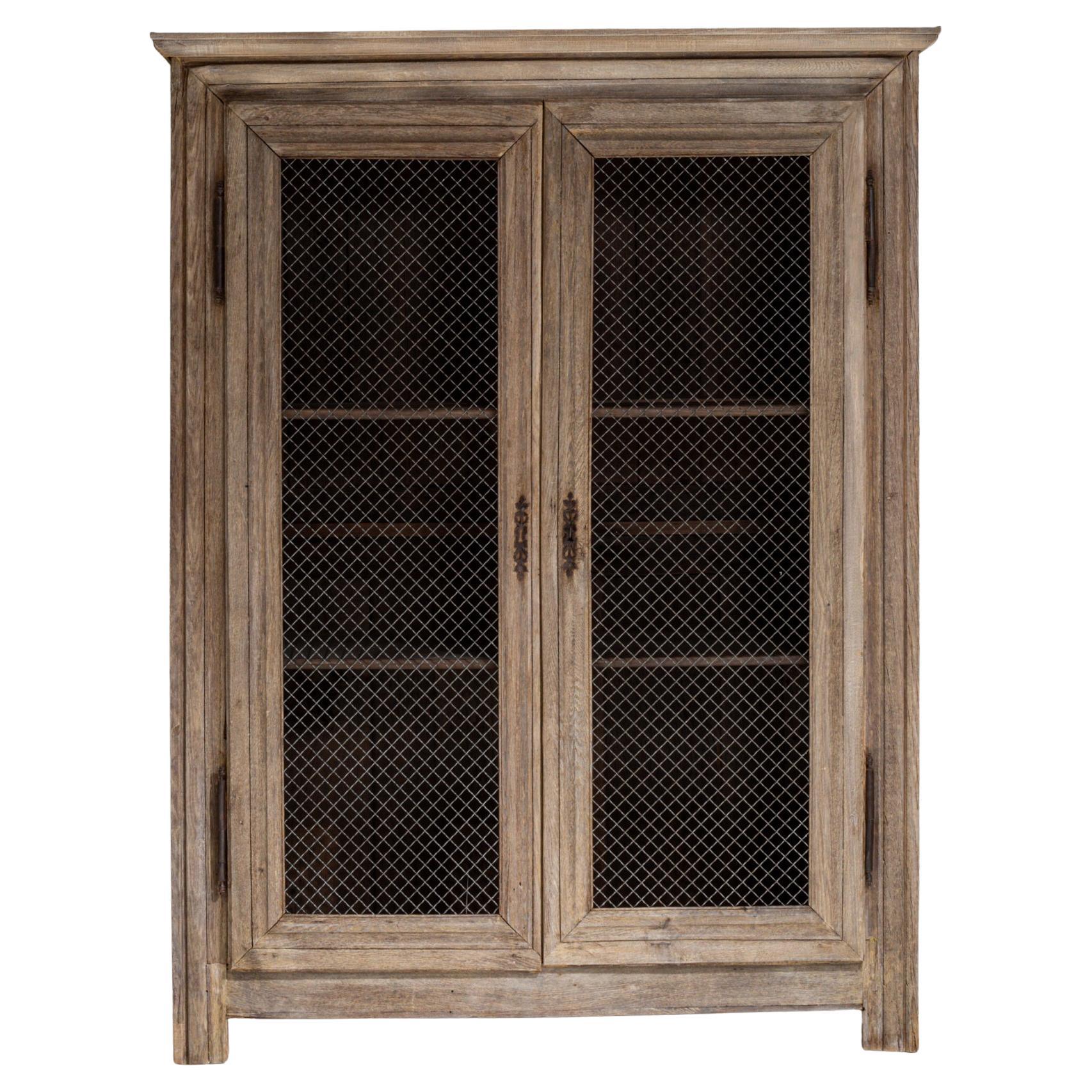 Armadio francese in Oak del 1820 con ante in rete metallica