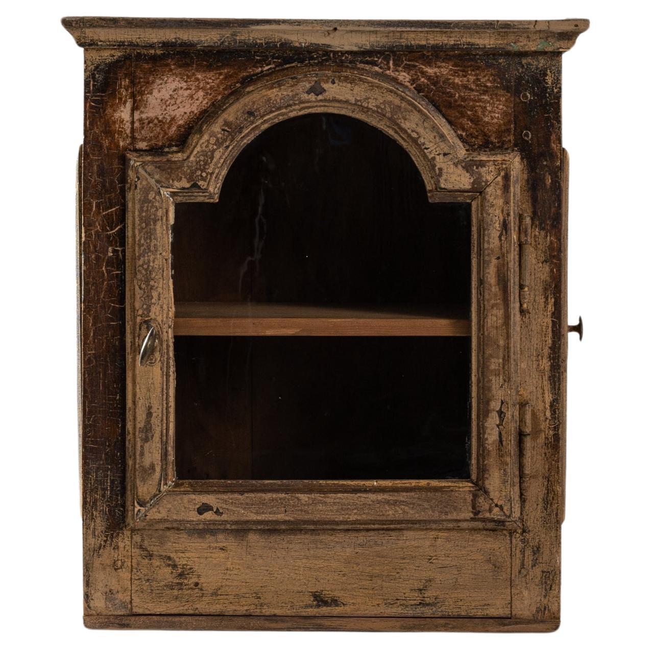Mini vitrine en bois patiné français des années 1820 en vente