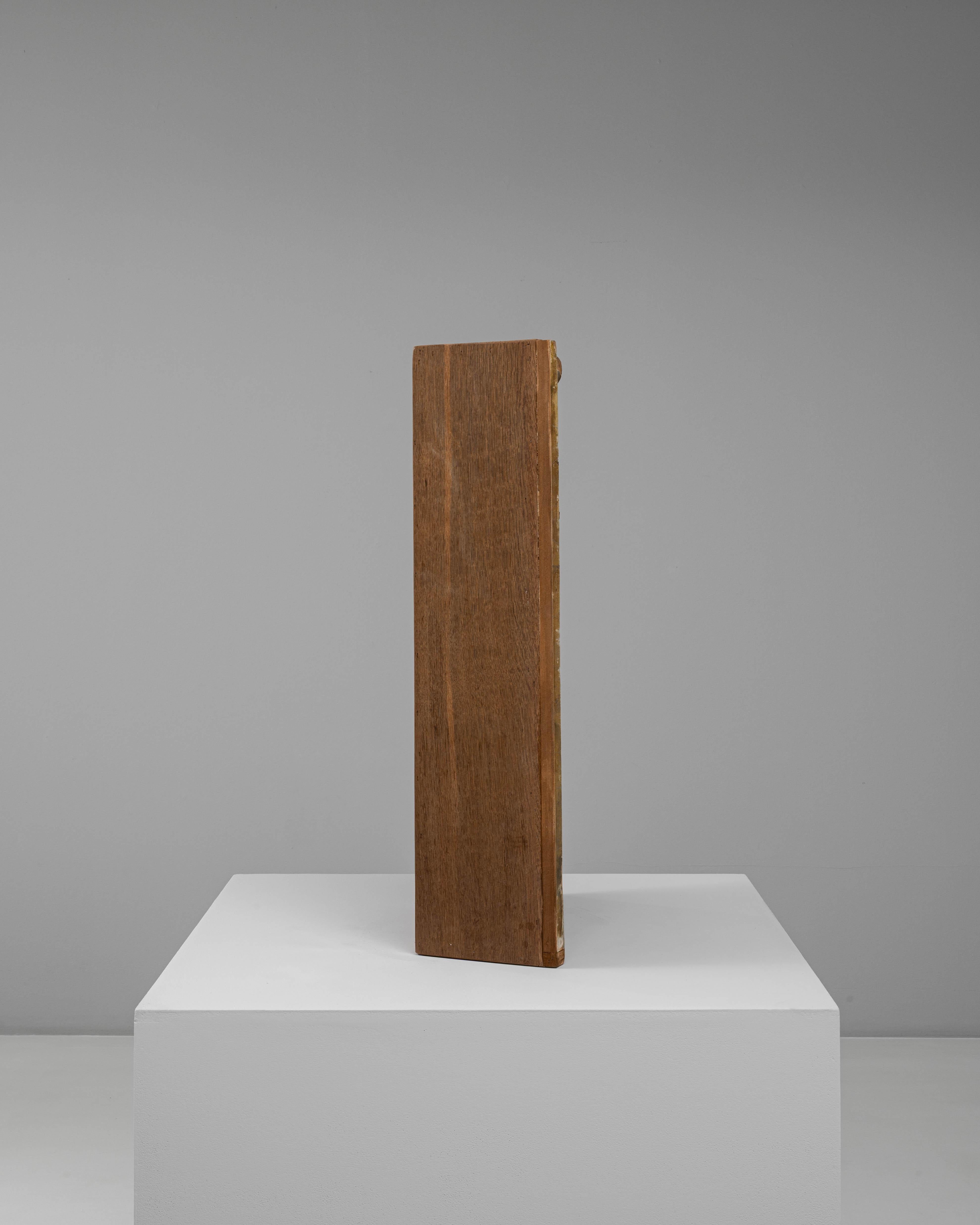 Cette niche française en bois patiné des années 1820 est un fragment architectural évocateur qui illustre parfaitement les sensibilités néoclassiques du début du XIXe siècle. Avec son élégante forme en arc et son dôme intérieur nervuré, la niche a