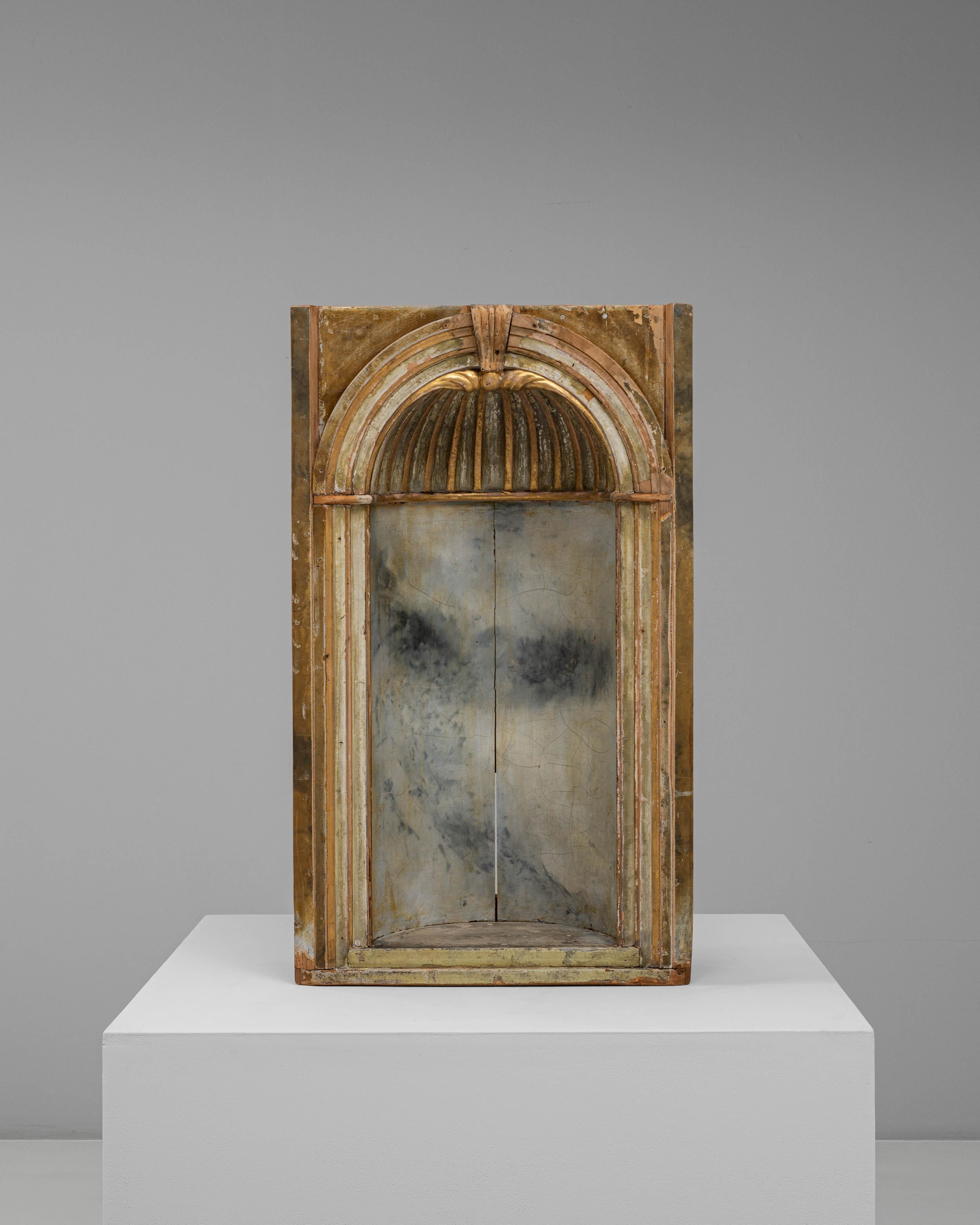 Cette niche française en bois patiné des années 1820 est un fragment architectural évocateur qui illustre parfaitement les sensibilités néoclassiques du début du XIXe siècle. Avec son élégante forme en arc et son dôme intérieur nervuré, la niche a