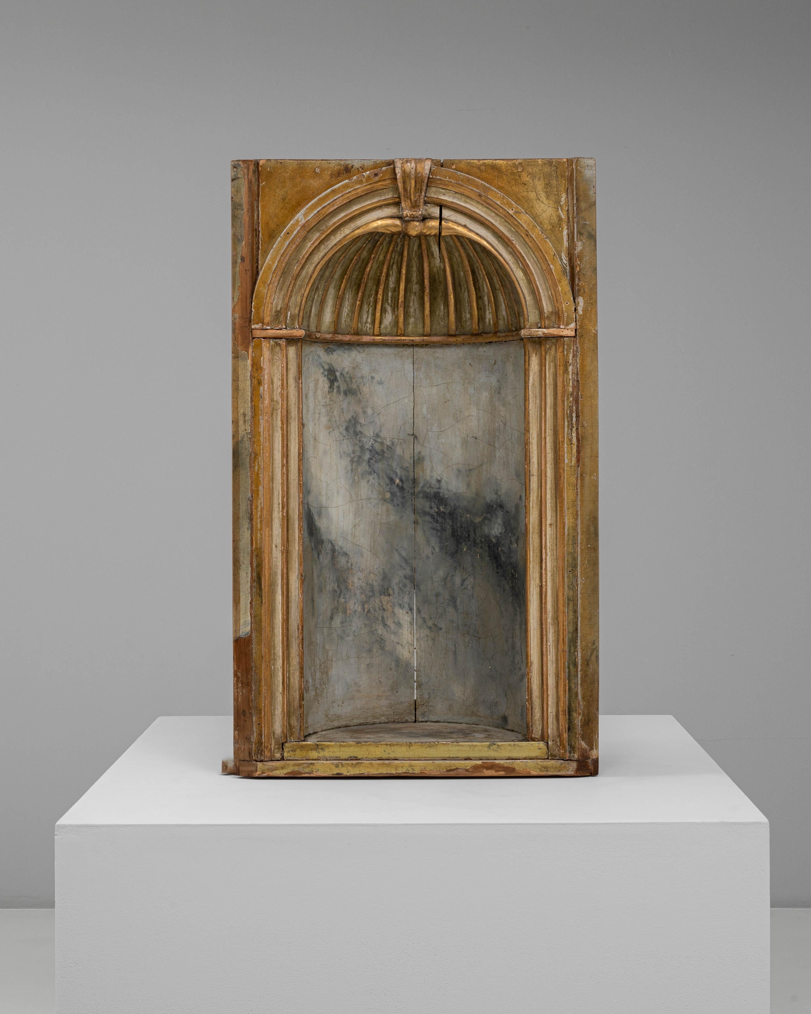 Cette niche française en bois patiné des années 1820 est un fragment architectural évocateur qui illustre parfaitement les sensibilités néoclassiques du début du XIXe siècle. Avec son élégante forme en arc et son dôme intérieur nervuré, la niche a