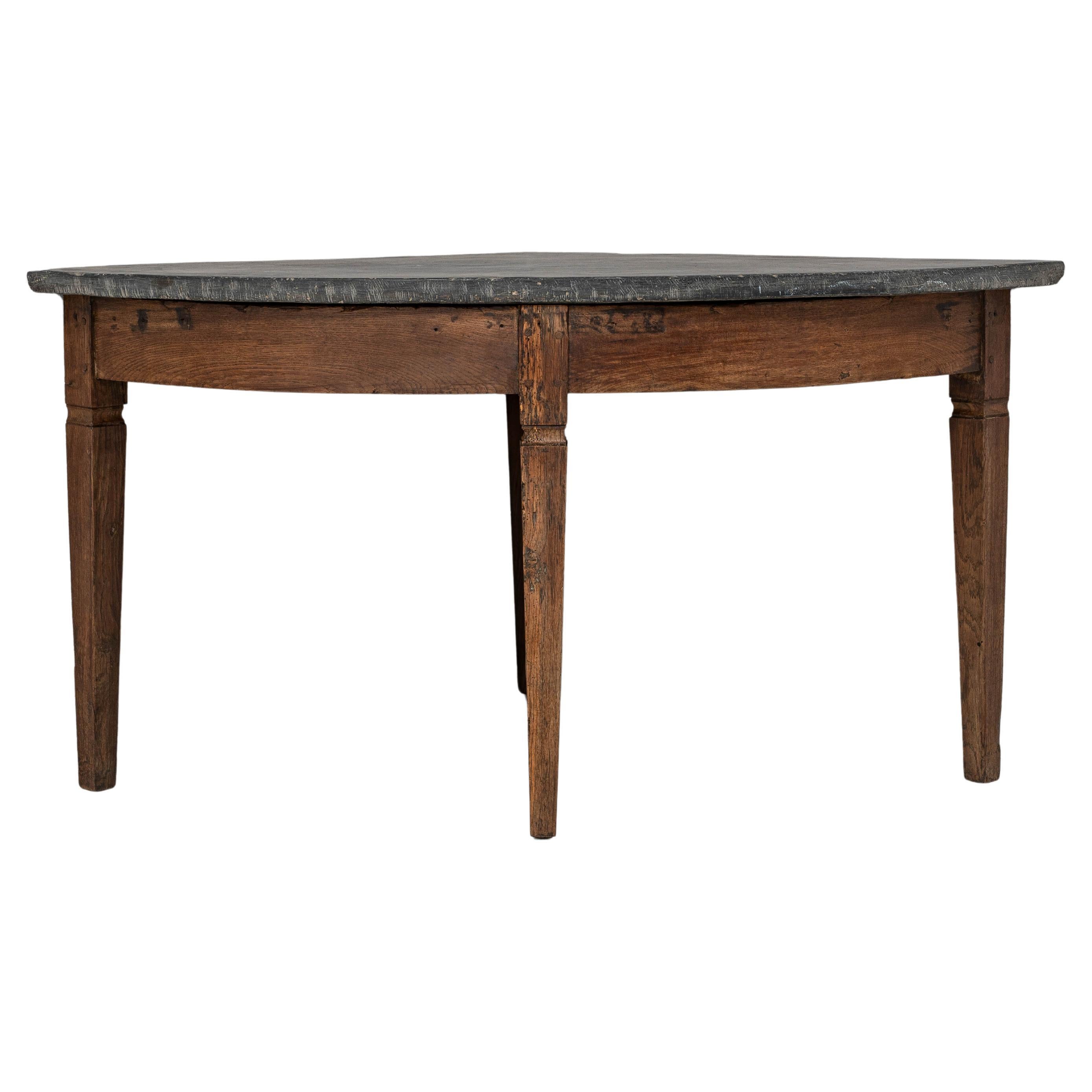 Table d
angle en bois français des années 1820 avec plateau en pierre en vente