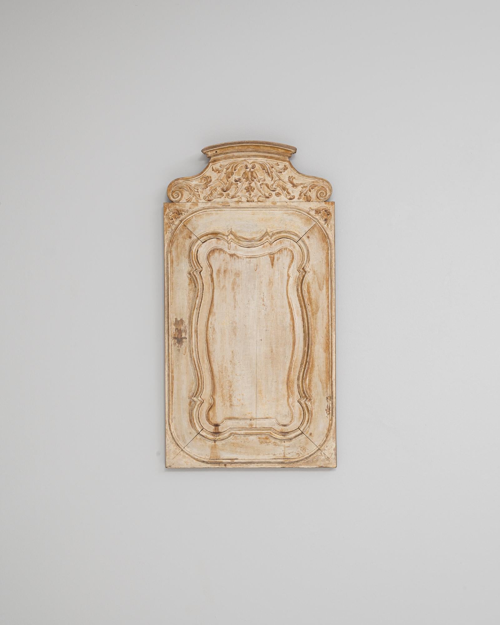 Diese französische Wanddekoration aus Holz aus den 1820er Jahren spiegelt die raffinierte Kunstfertigkeit und die architektonische Sensibilität des frühen 19. Jahrhunderts wider. Das aus Holz geschnitzte und mit einer abgenutzten, sanft patinierten