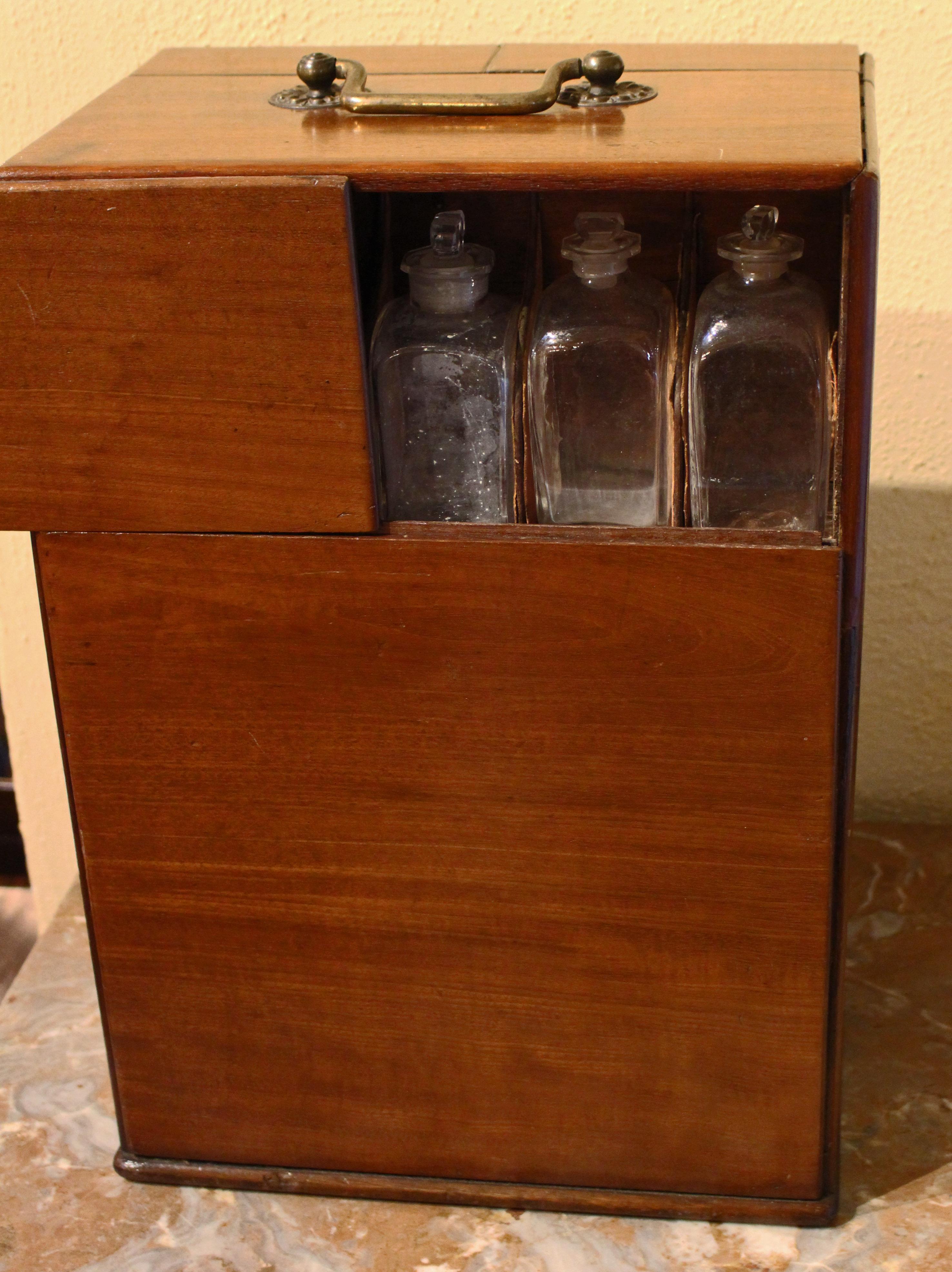 1820s George III Apothecary Chest In Good Condition In Chapel Hill, NC