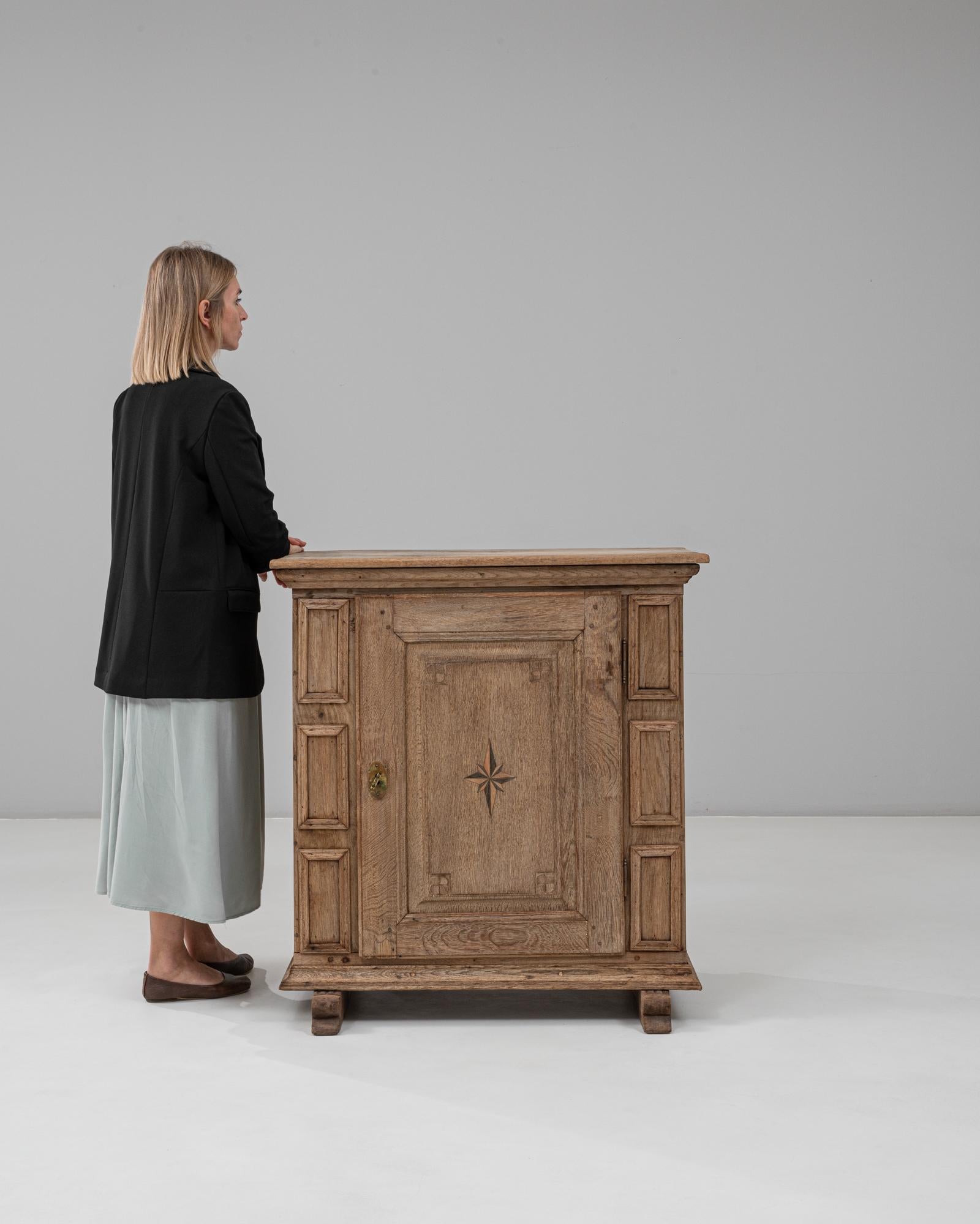 Incrusté Buffet à une porte de style alpin allemand des années 1820 avec incrustation en forme d'étoile en vente