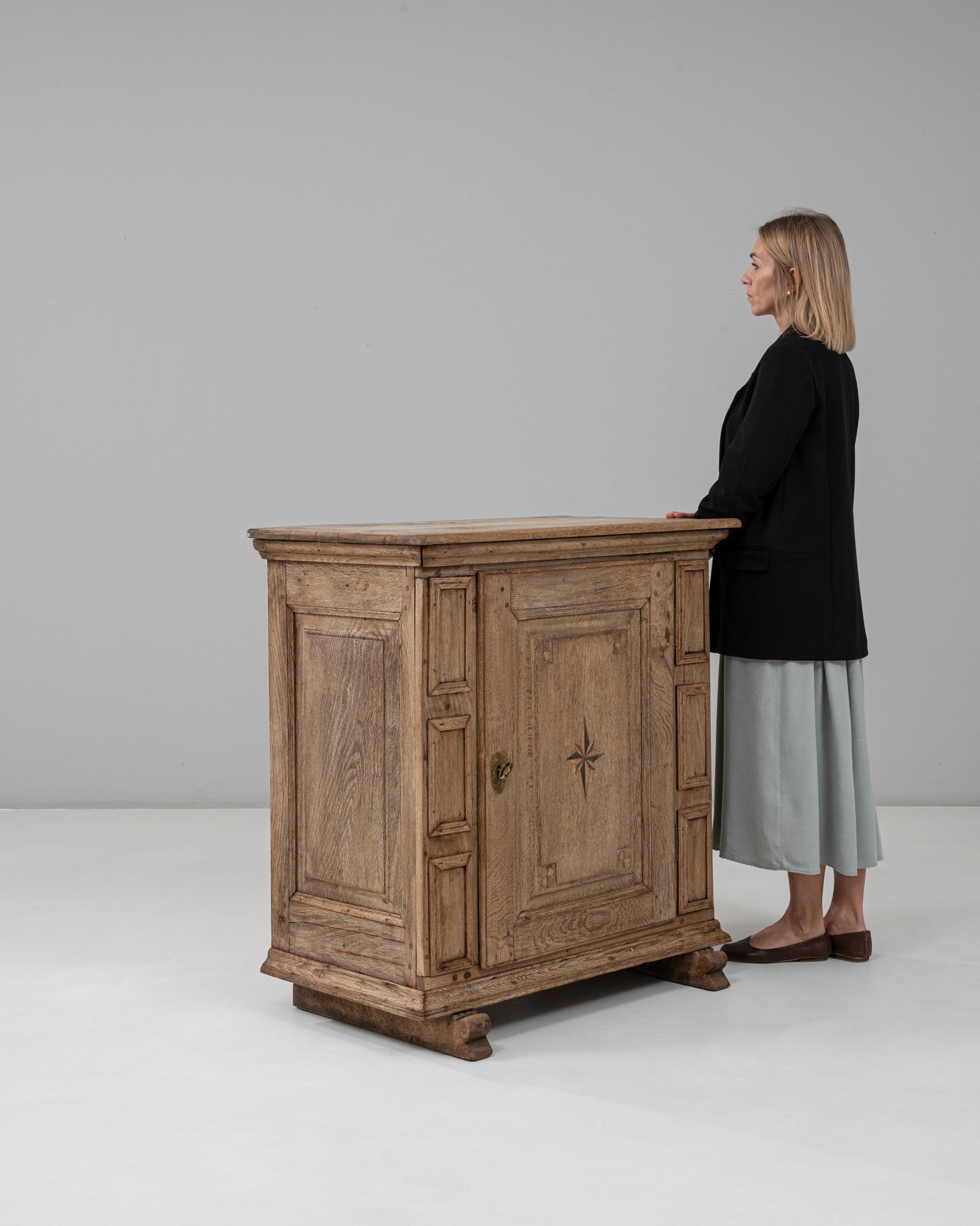 Bois Buffet à une porte de style alpin allemand des années 1820 avec incrustation en forme d'étoile en vente