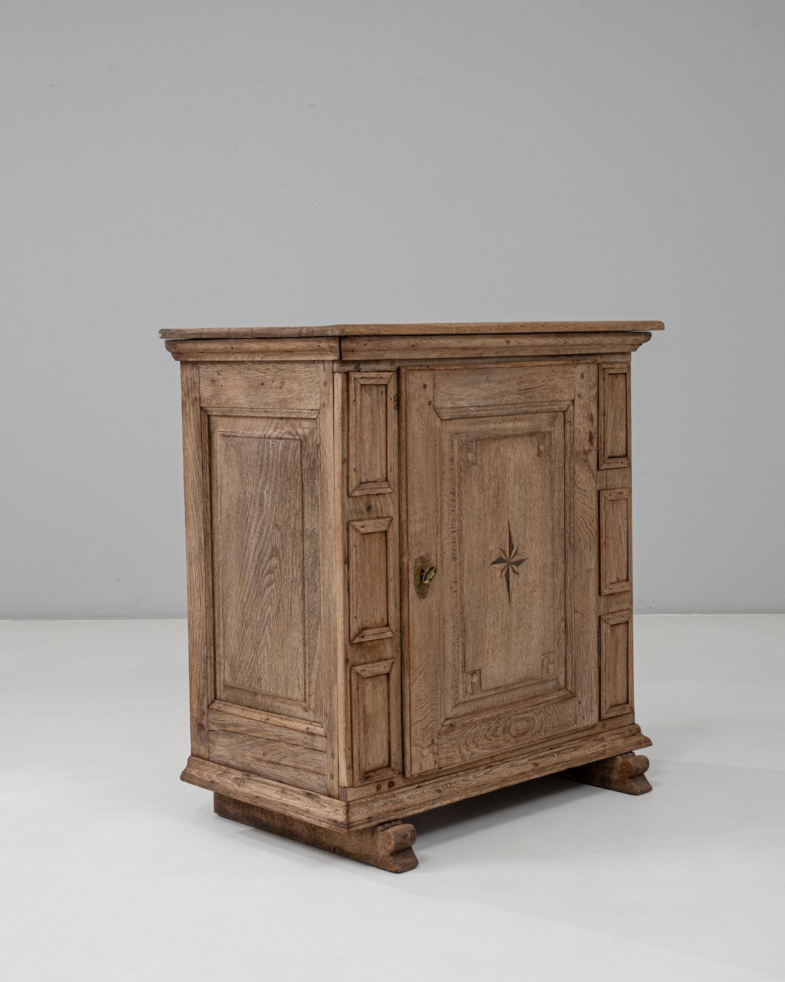 Buffet à une porte de style alpin allemand des années 1820 avec incrustation en forme d'étoile en vente 1