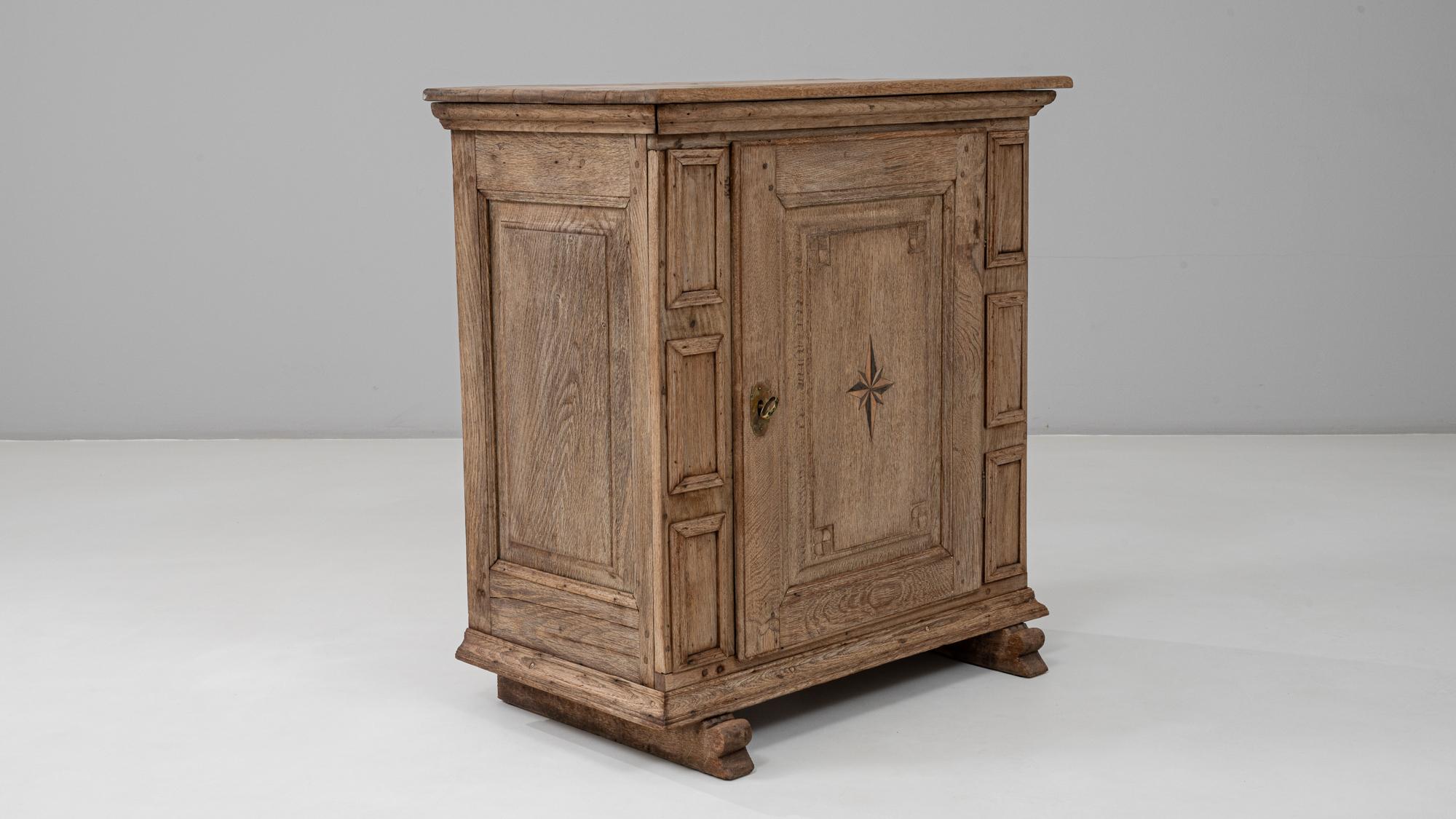 Buffet à une porte de style alpin allemand des années 1820 avec incrustation en forme d'étoile en vente 2