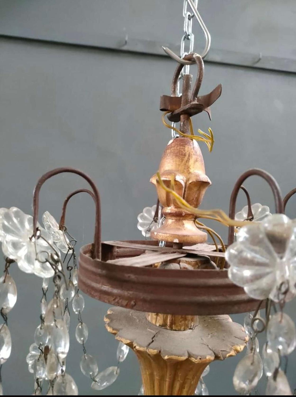 1820s Italian Genoese six arm gilt chandelier with glass lustres, drops & beads In Good Condition For Sale In London, GB