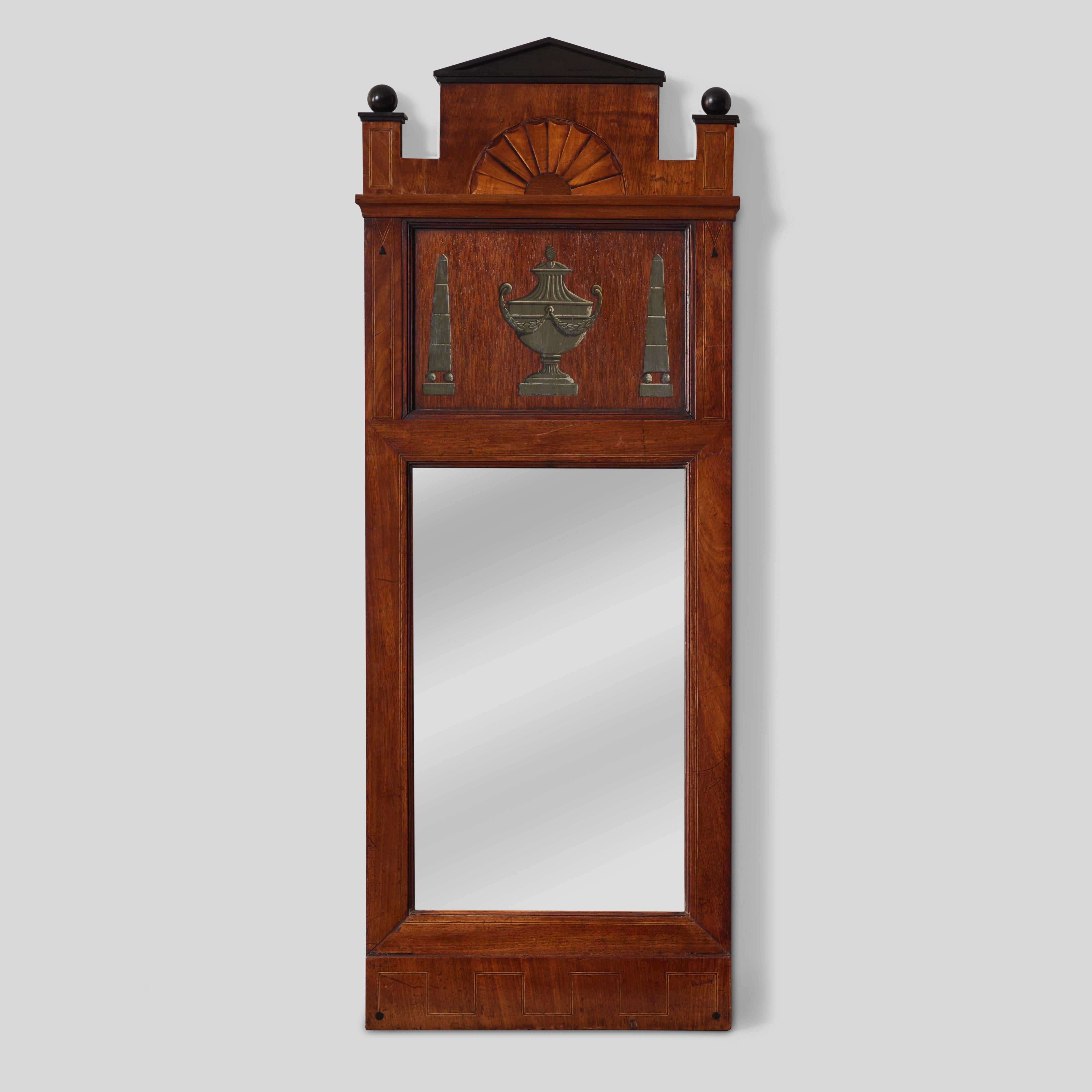 Miroir d'appoint rectangulaire en bois de l'Italie des années 1820 dans le style Empire. Avec son décor peint en trompe-l'œil et en marqueterie d'un raffinement exceptionnel, son schéma architectural et ses délicats accents ébénisés, cette pièce