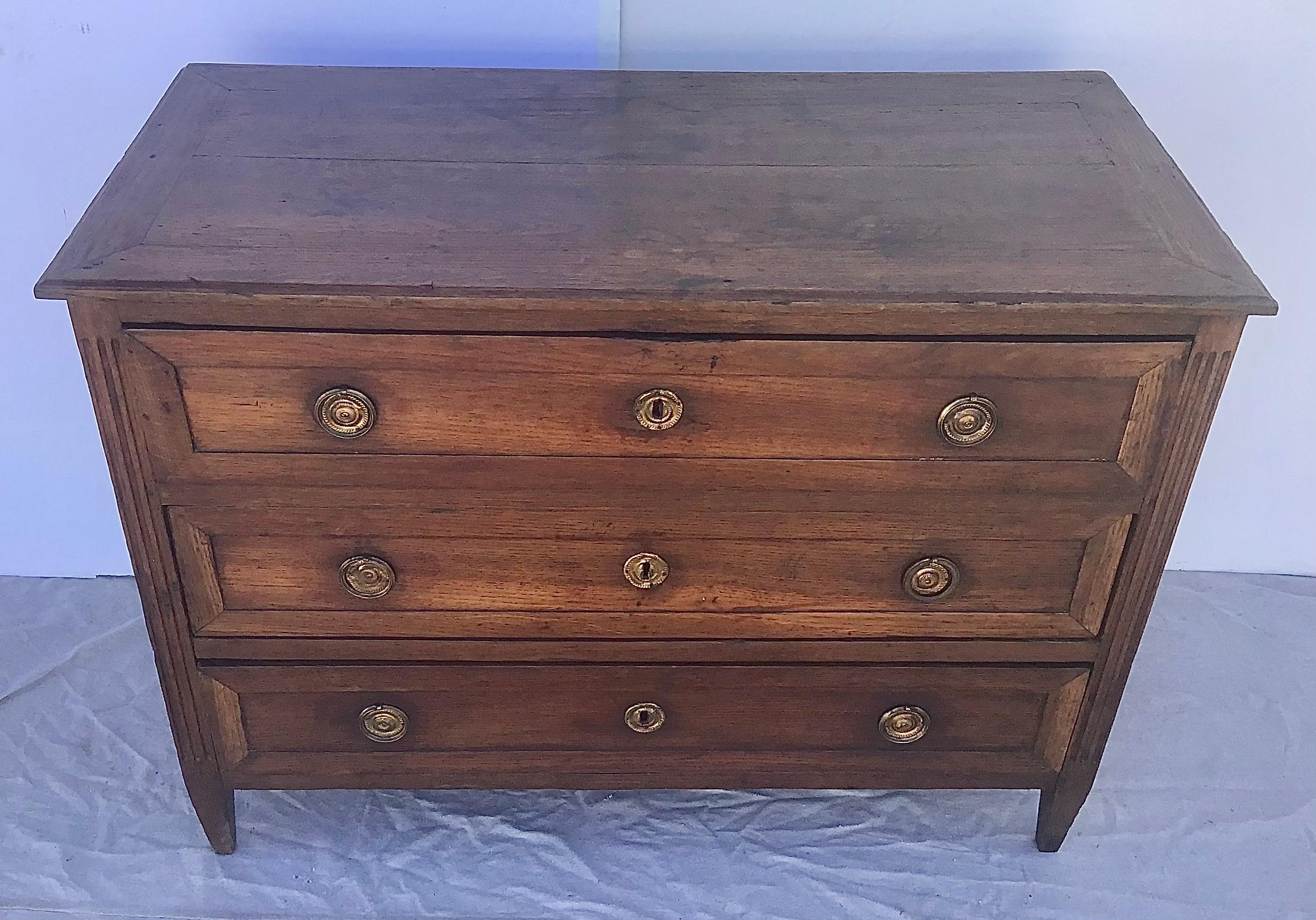 1820s Neoclassical Period French Three-Drawer Walnut Commode with Brass Trim In Good Condition In Bradenton, FL