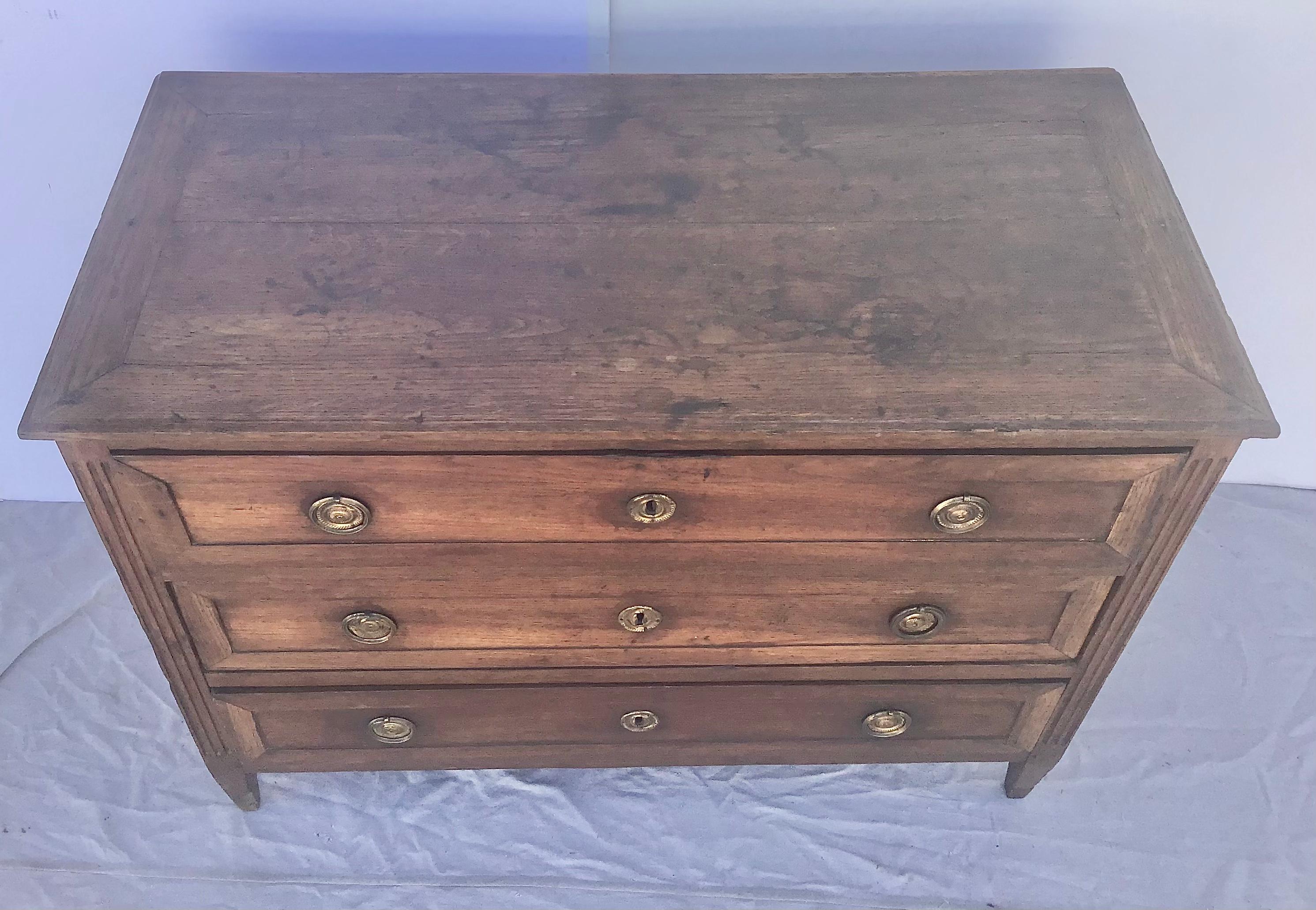 19th Century 1820s Neoclassical Period French Three-Drawer Walnut Commode with Brass Trim