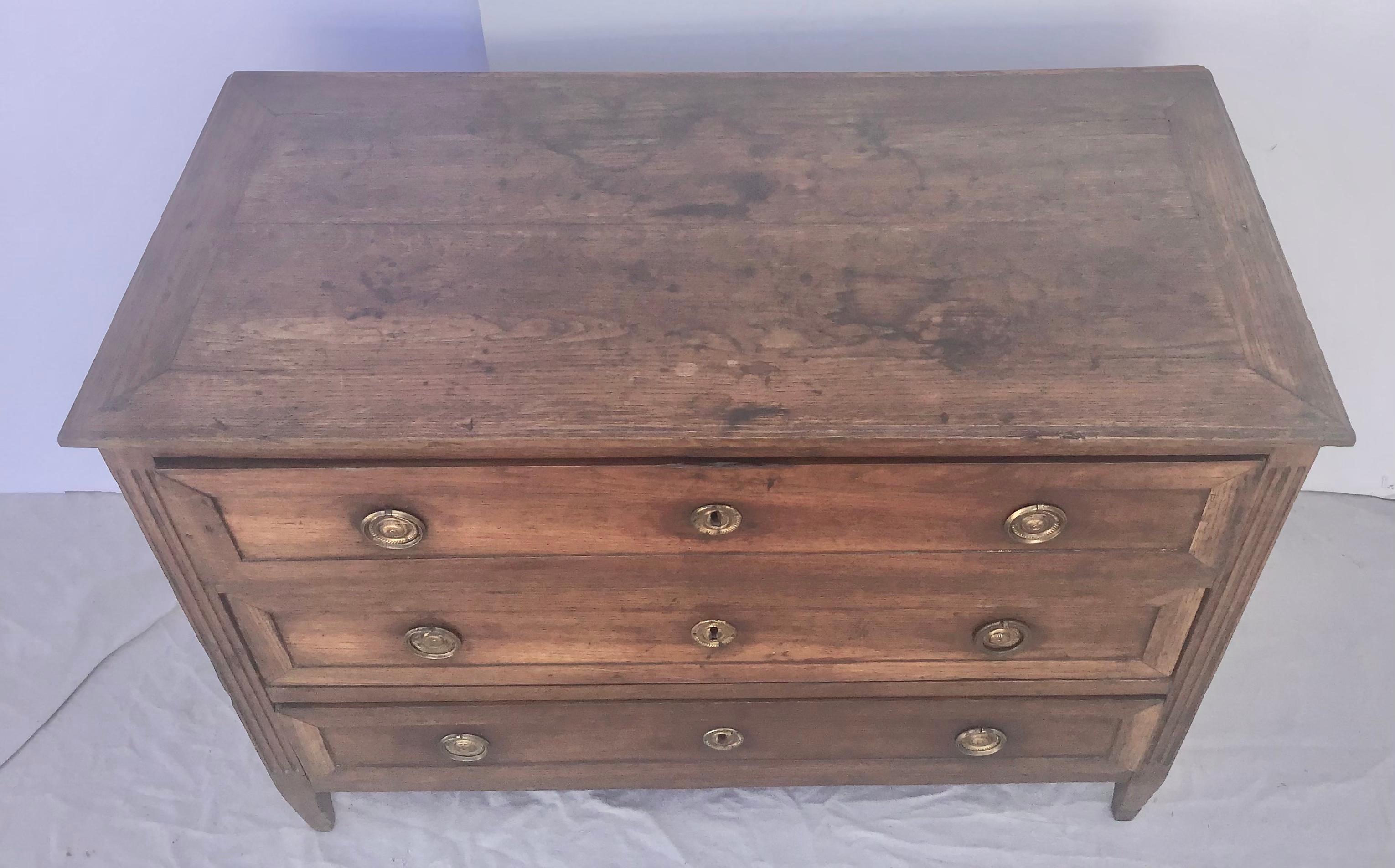 1820s Neoclassical Period French Three-Drawer Walnut Commode with Brass Trim 3