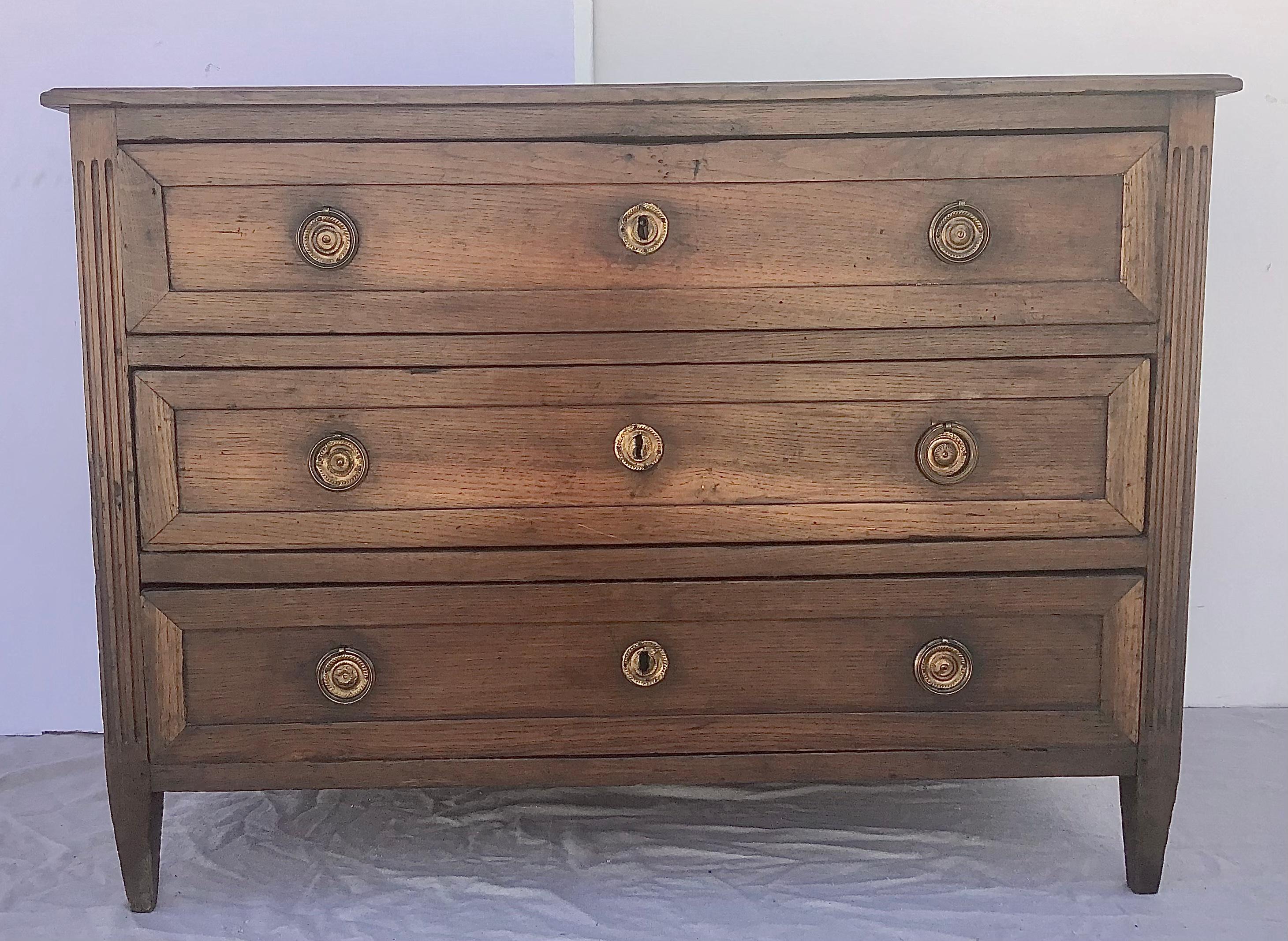 1820s Neoclassical Period French Three-Drawer Walnut Commode with Brass Trim 4