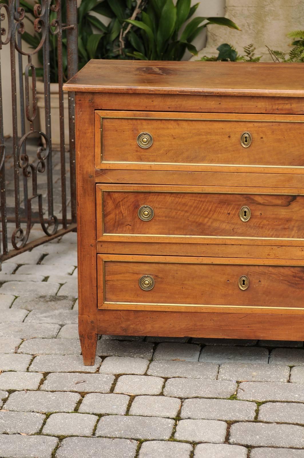 1820s Neoclassical Period French Three-Drawer Walnut Commode with Brass Trim In Good Condition In Atlanta, GA