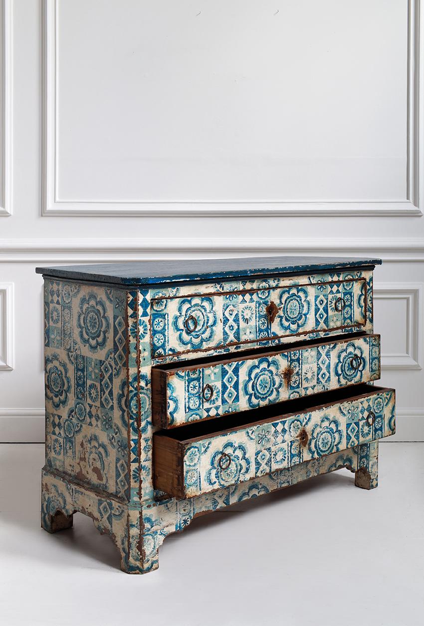 Hand-Painted 1820s Painted Commode with Delft-style Motifs For Sale