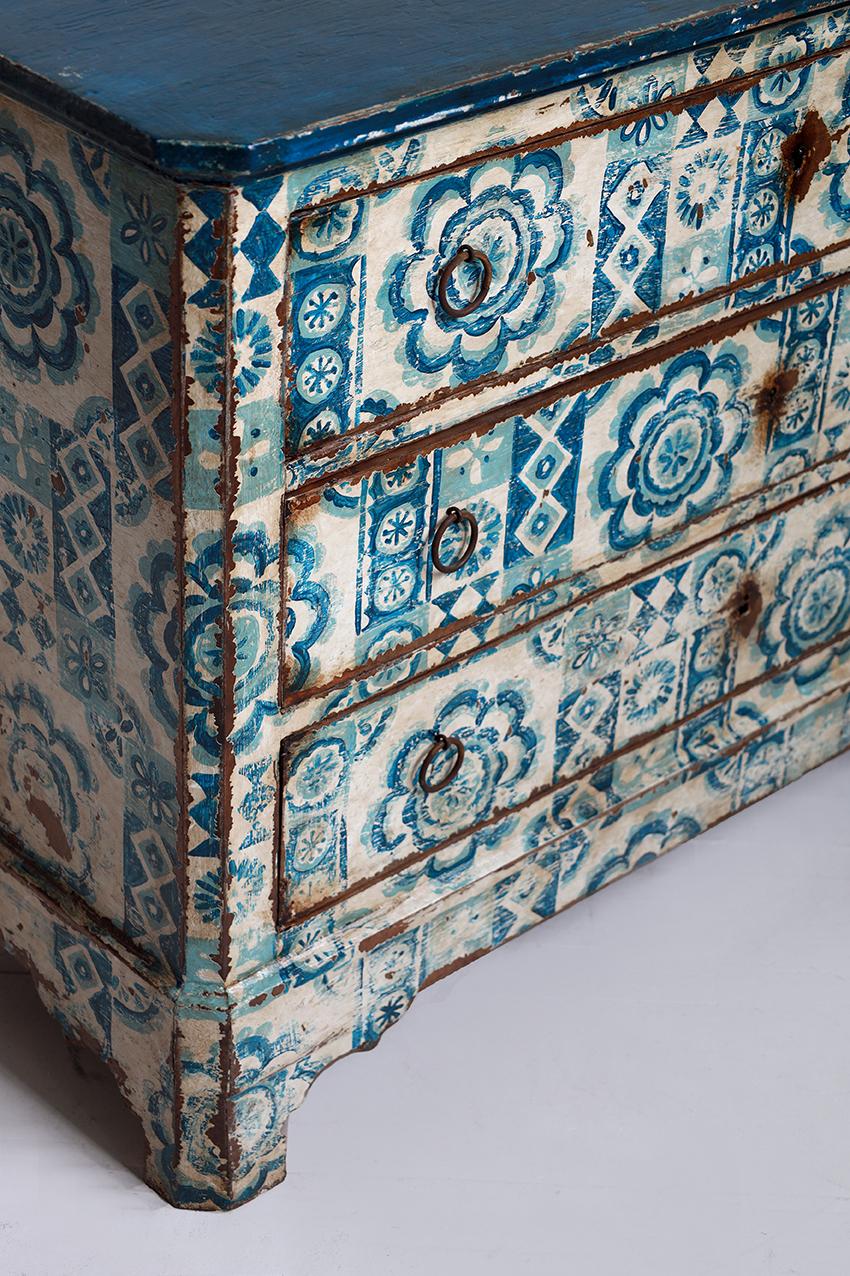 1820s Painted Commode with Delft-style Motifs In Good Condition For Sale In London, GB