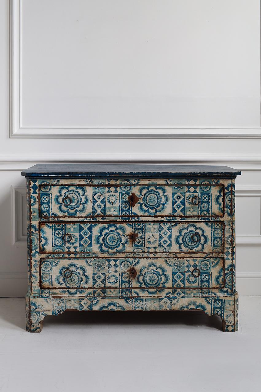Early 20th Century 1820s Painted Commode with Delft-style Motifs For Sale