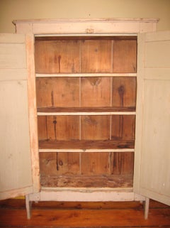 armoire primitive des années 1820 Armoire à pharmacie fermière à deux portes en pin