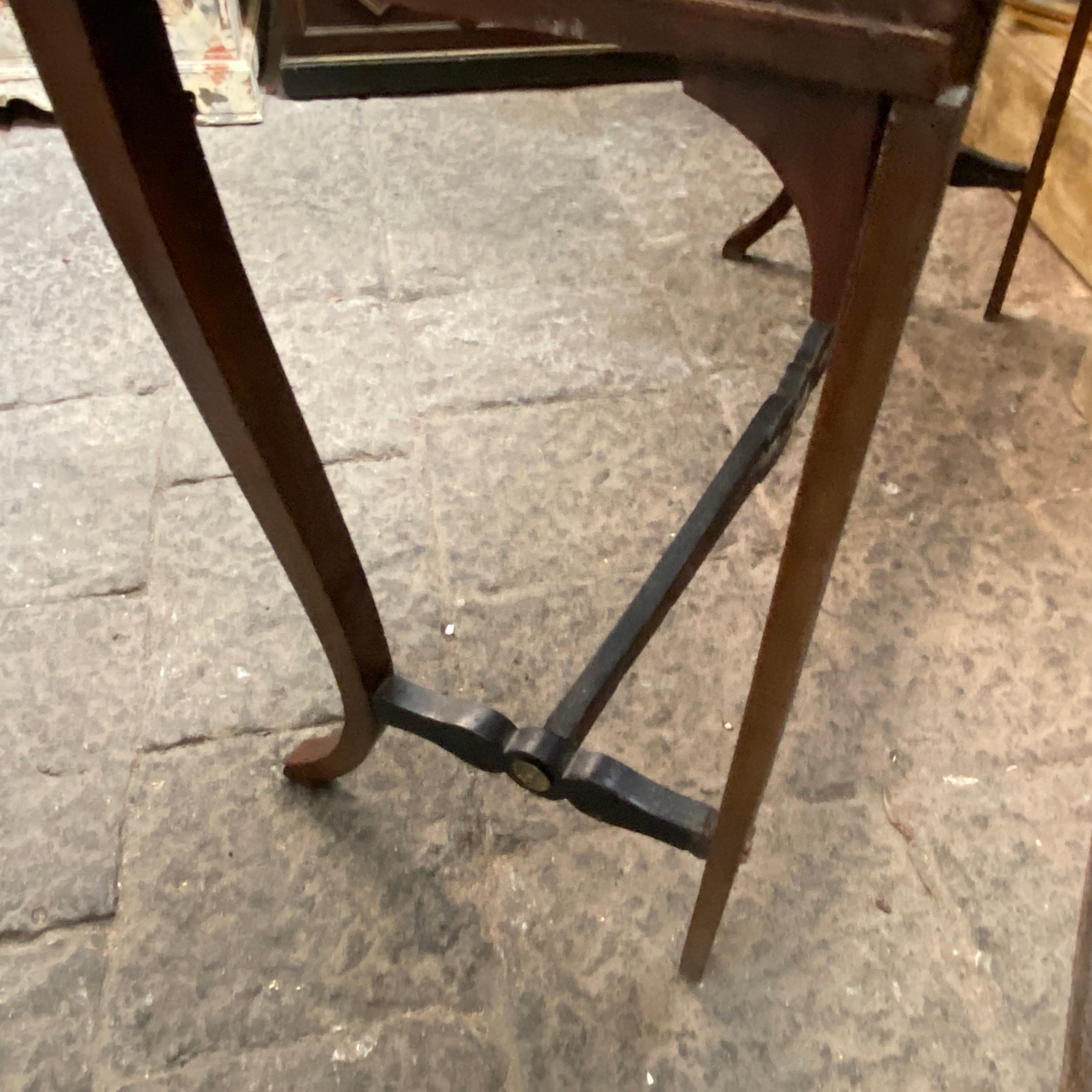 Une console originale en noyer, fabriquée à la main en Sicile dans les années 1820. L'élégance des pieds de sabre est typique de la période Empire comme les frises dorées et les parties noires. Il a probablement été conçu pour une résidence noble.