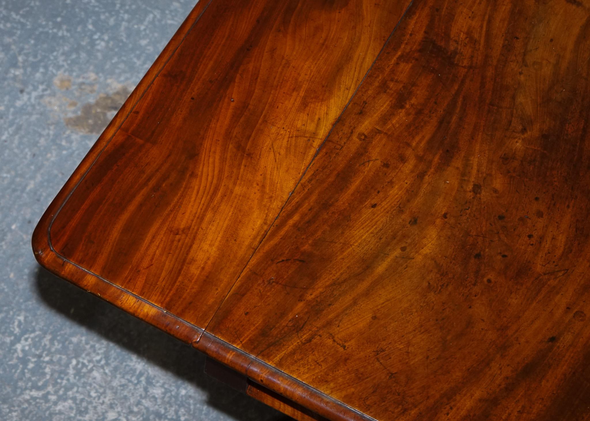 1820er RESTORIERTES ENGLISCHES ANTIQUE PEDESTAL PEMBROKE DROP LEAF TABLE WITH DRAWER im Angebot 3
