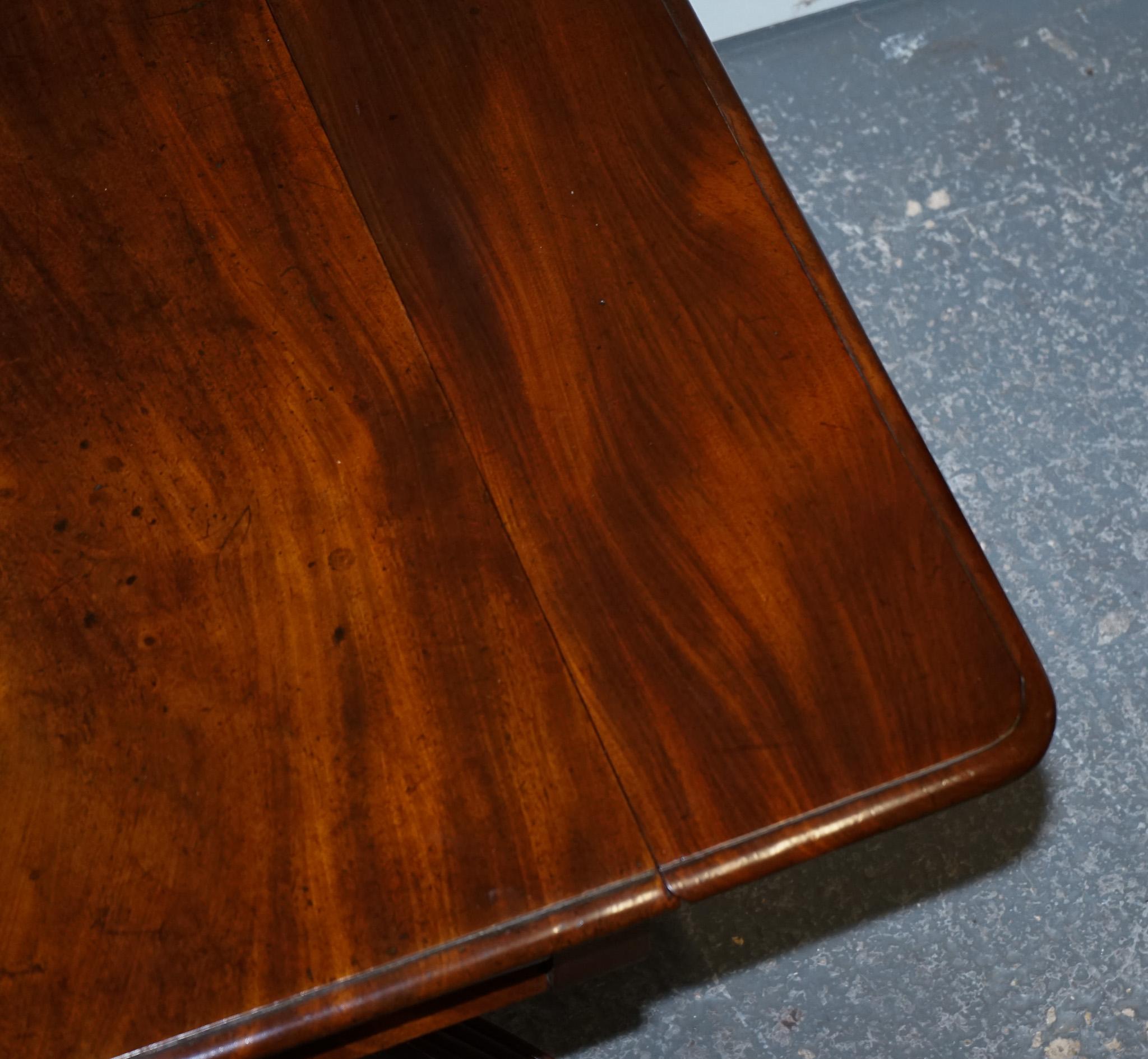 1820er RESTORIERTES ENGLISCHES ANTIQUE PEDESTAL PEMBROKE DROP LEAF TABLE WITH DRAWER im Angebot 4