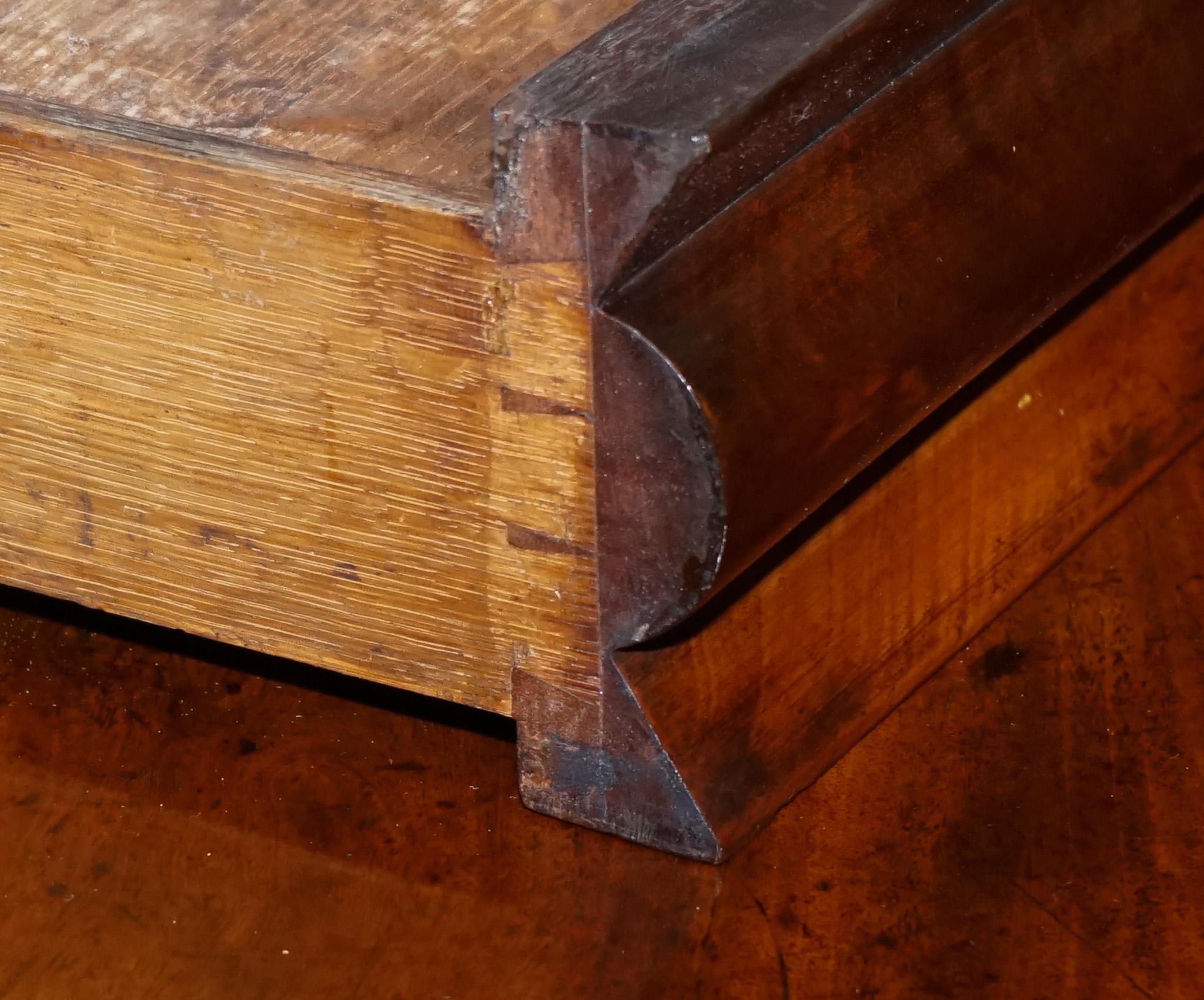 1820er RESTORIERTES ENGLISCHES ANTIQUE PEDESTAL PEMBROKE DROP LEAF TABLE WITH DRAWER (Messing) im Angebot