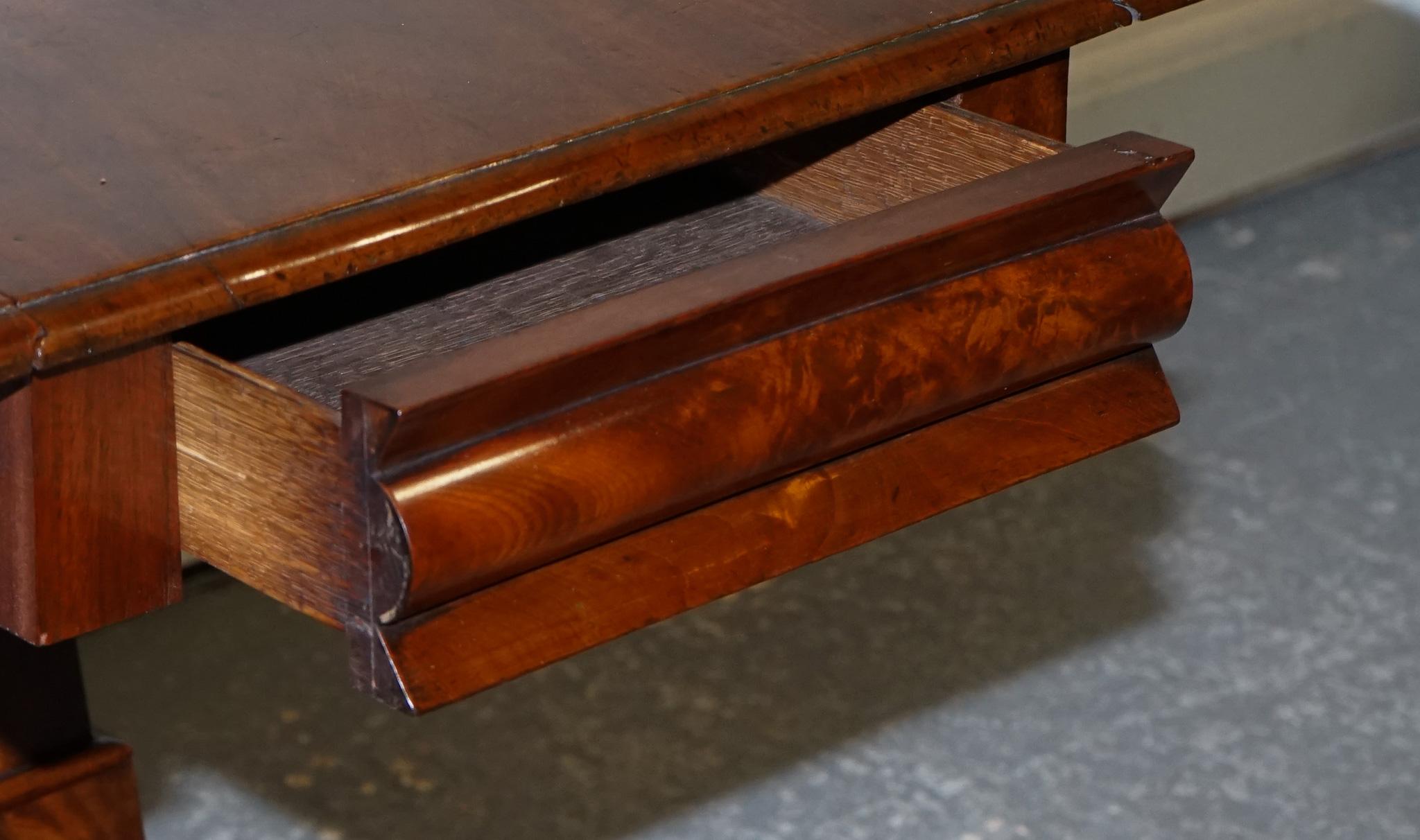 1820er RESTORIERTES ENGLISCHES ANTIQUE PEDESTAL PEMBROKE DROP LEAF TABLE WITH DRAWER im Angebot 1