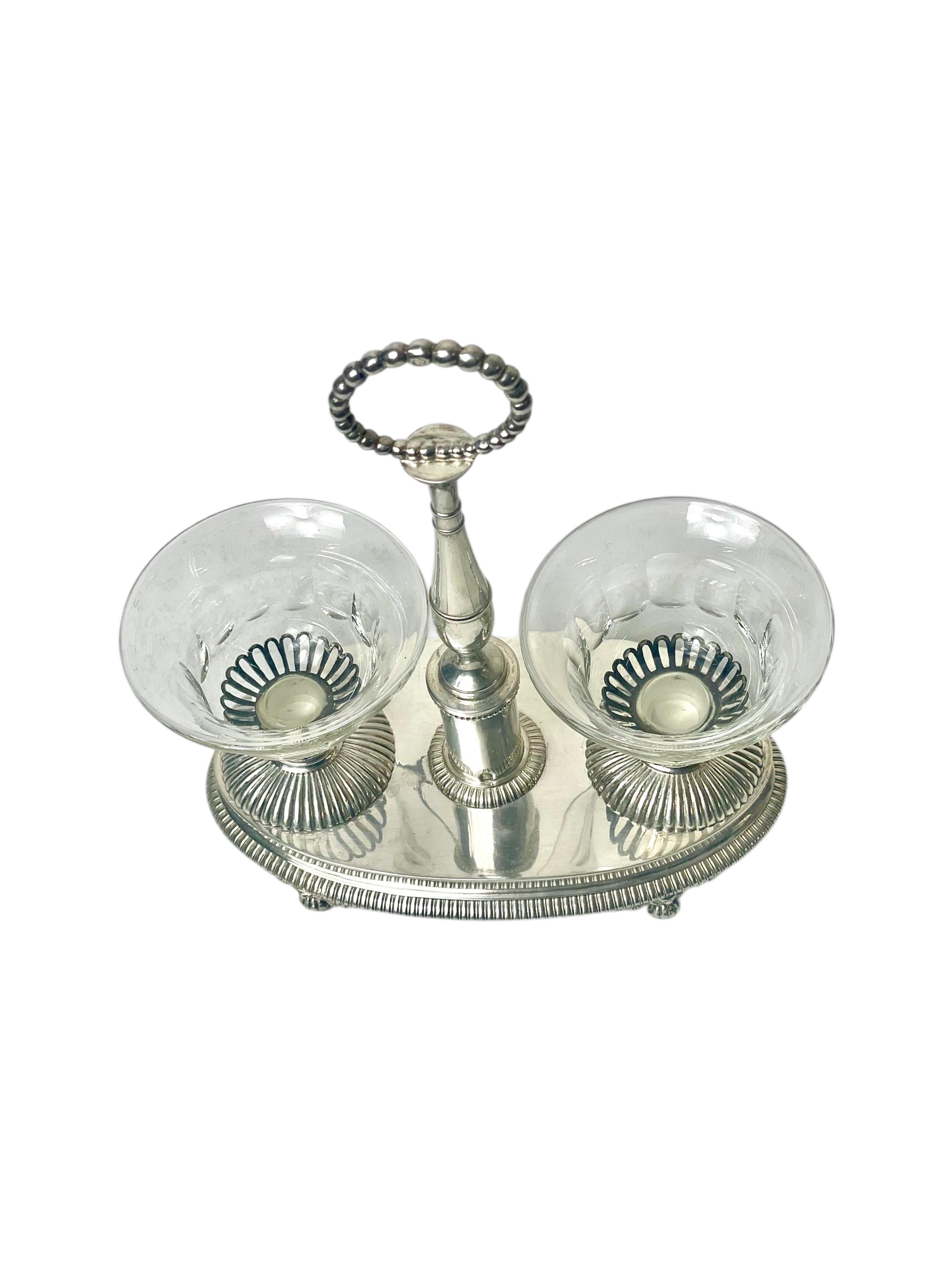 Salero doble de plata y cristal de la década de 1820 en venta 3