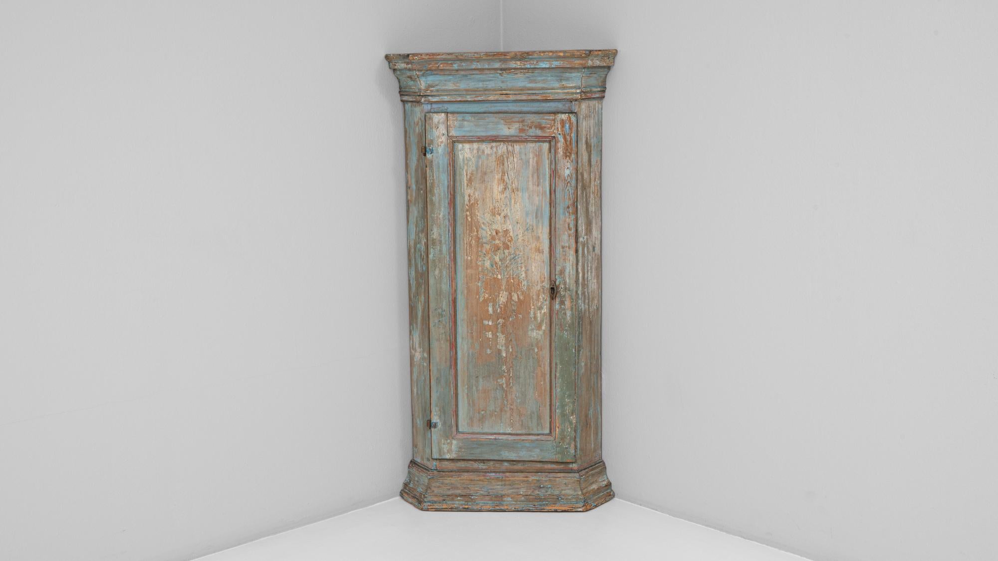 Mobile d'angolo svedese gustaviano in legno patinato del 1920 in vendita 2