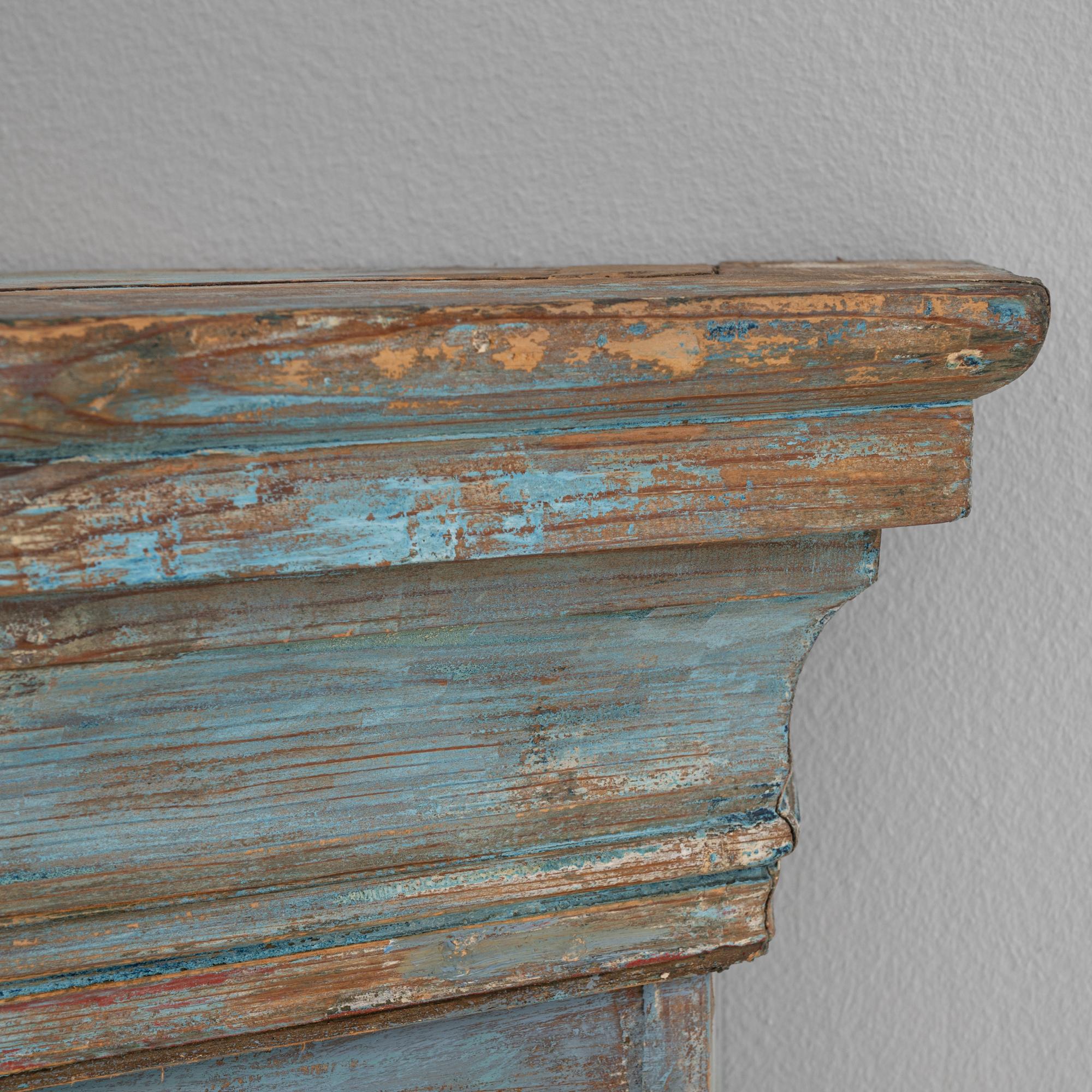 Mobile d'angolo svedese gustaviano in legno patinato del 1920 in vendita 3