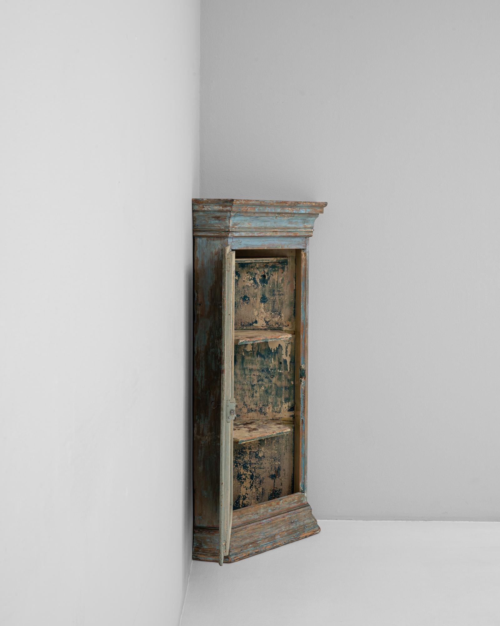 Mobile d'angolo svedese gustaviano in legno patinato del 1920 In condizioni buone in vendita a High Point, NC