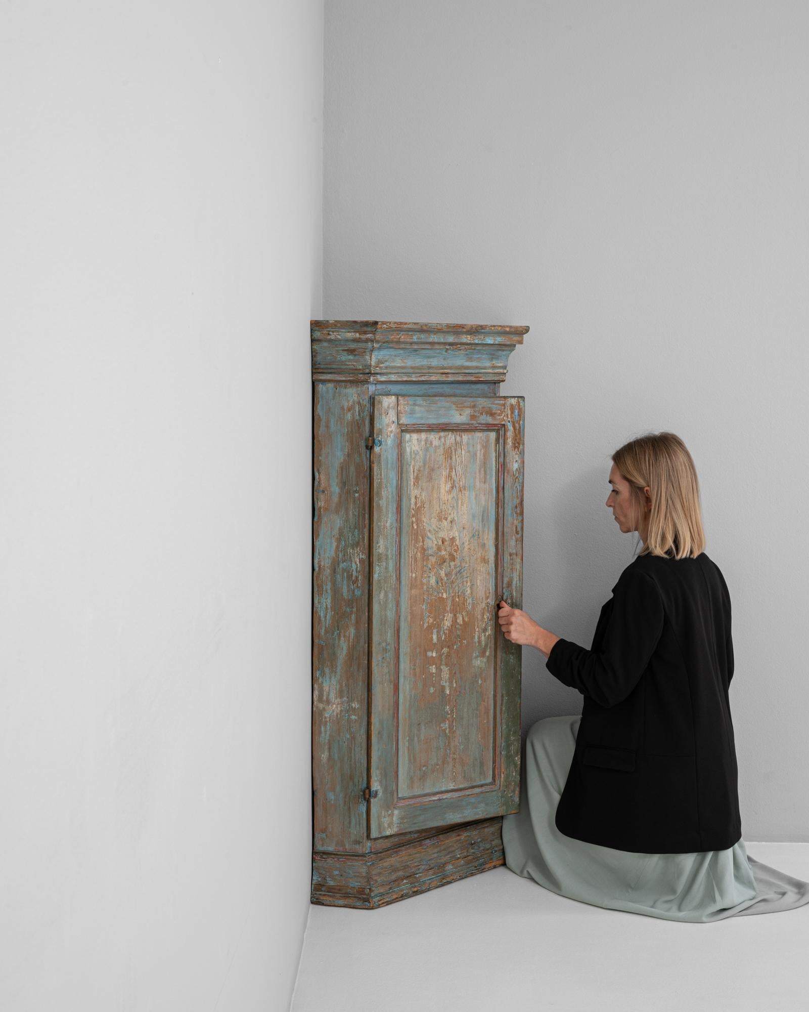 XIX secolo Mobile d'angolo svedese gustaviano in legno patinato del 1920 in vendita