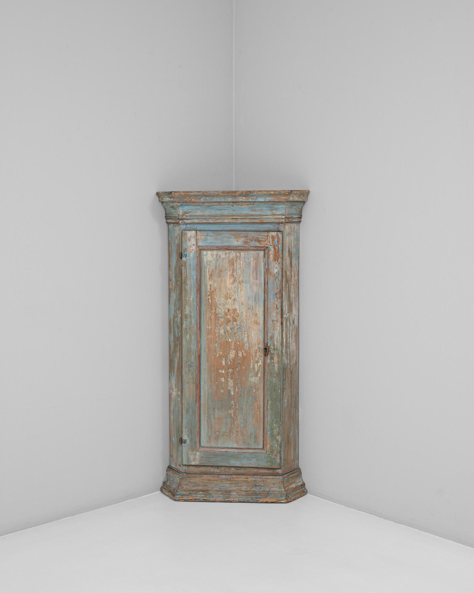 Mobile d'angolo svedese gustaviano in legno patinato del 1920 in vendita 1