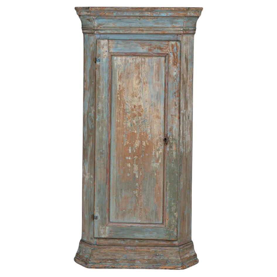 Mobile d'angolo svedese gustaviano in legno patinato del 1920 in vendita